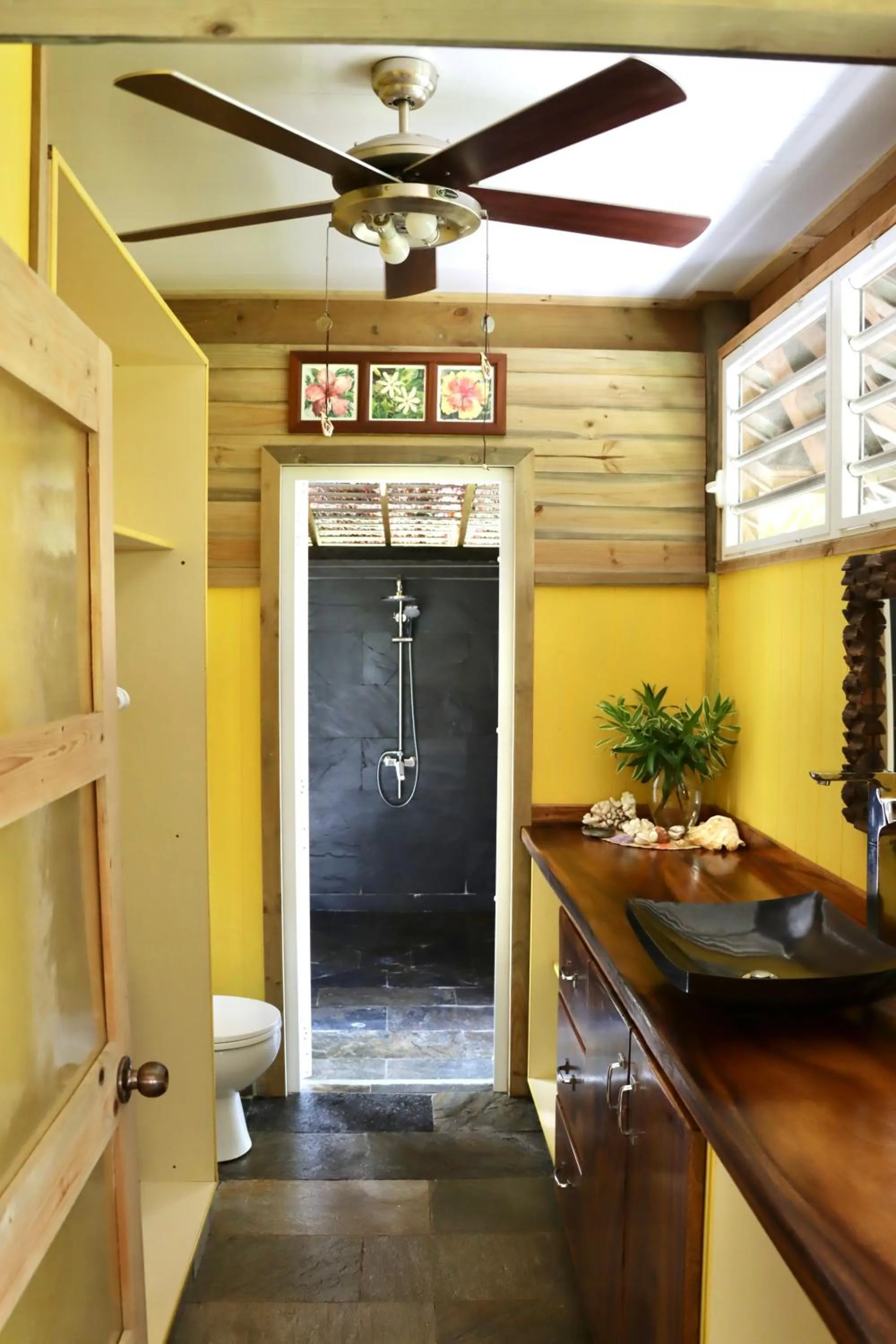 Shower in Bungalow Bali Hai
