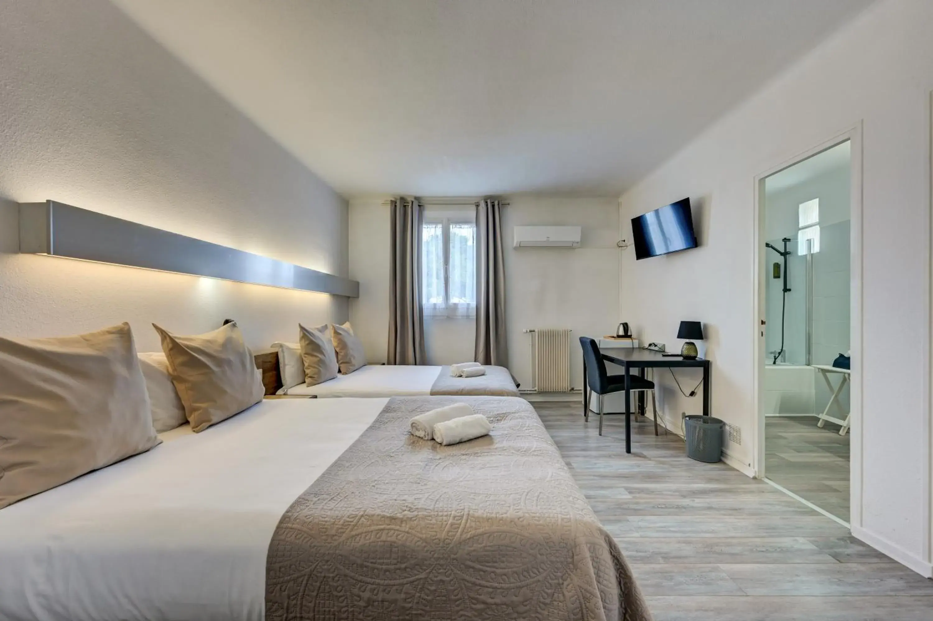 Standard Quadruple Room in Logis Hôtel La Bastide d'Entraigues Standard Quadruple Room in Logis Hôtel La Bastide d'Entraigues