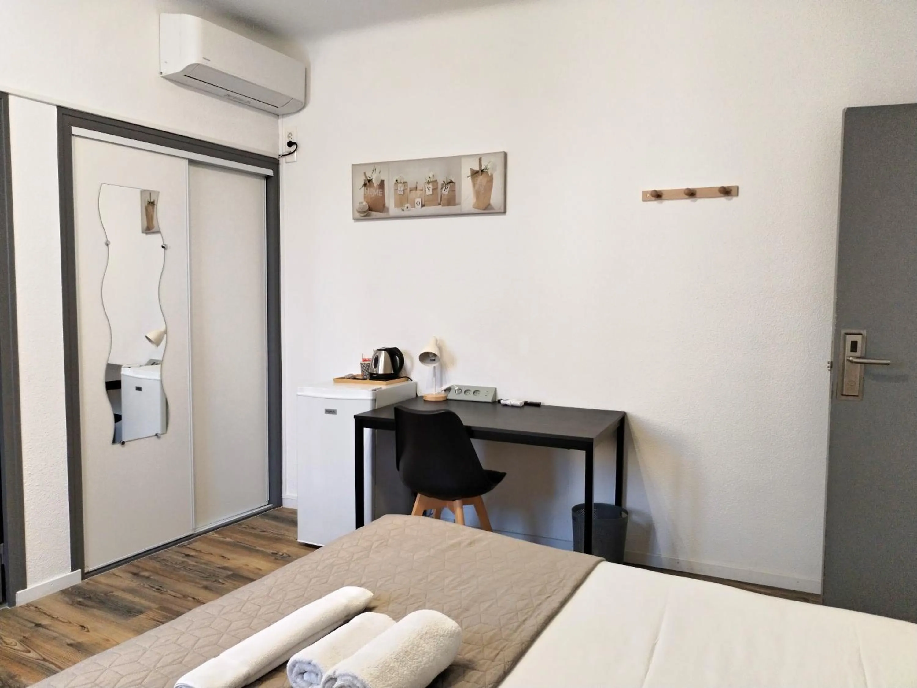 Coffee/tea facilities, Bed in Logis Hôtel La Bastide d'Entraigues