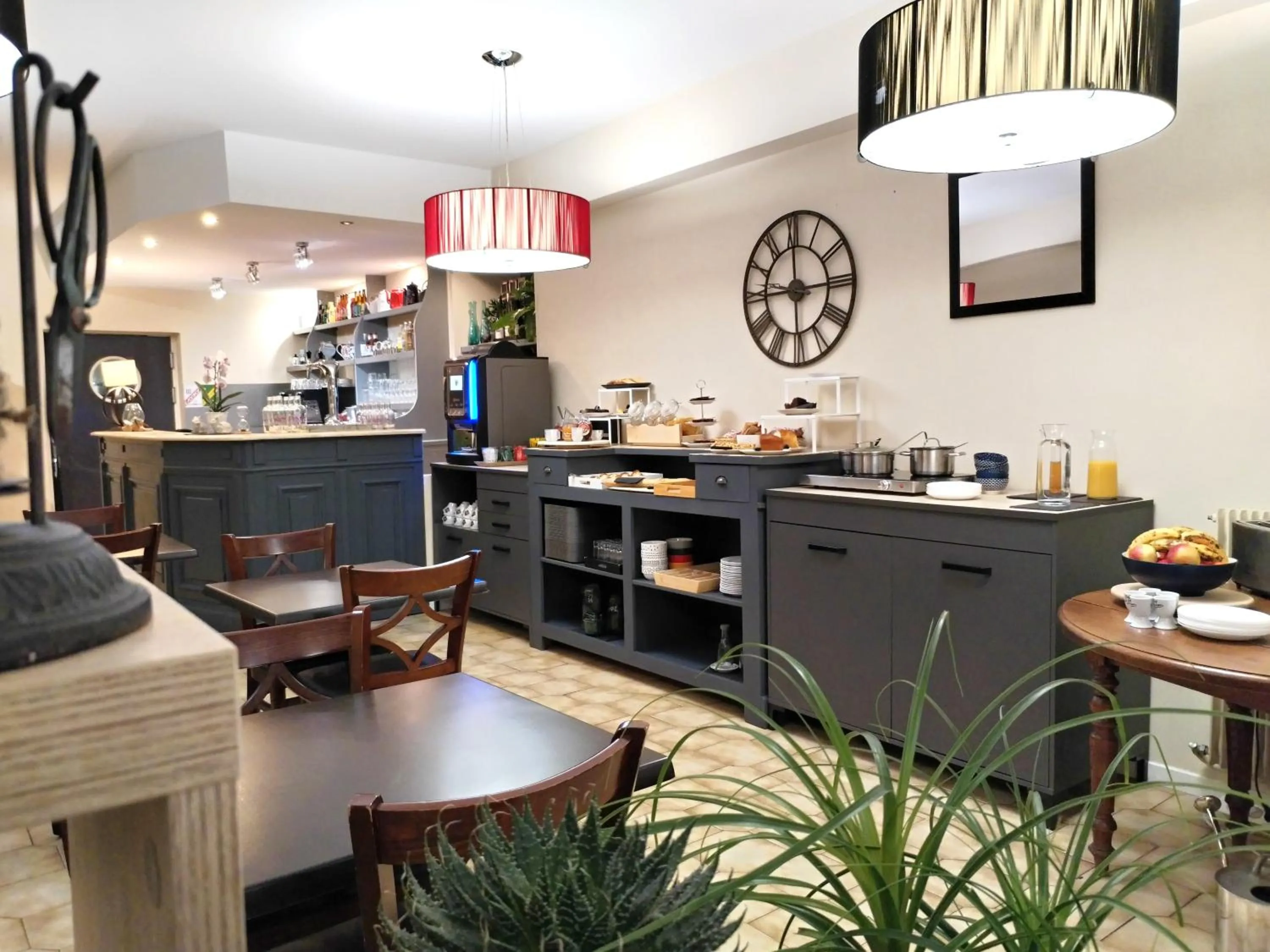 Buffet breakfast in Logis Hôtel La Bastide d'Entraigues