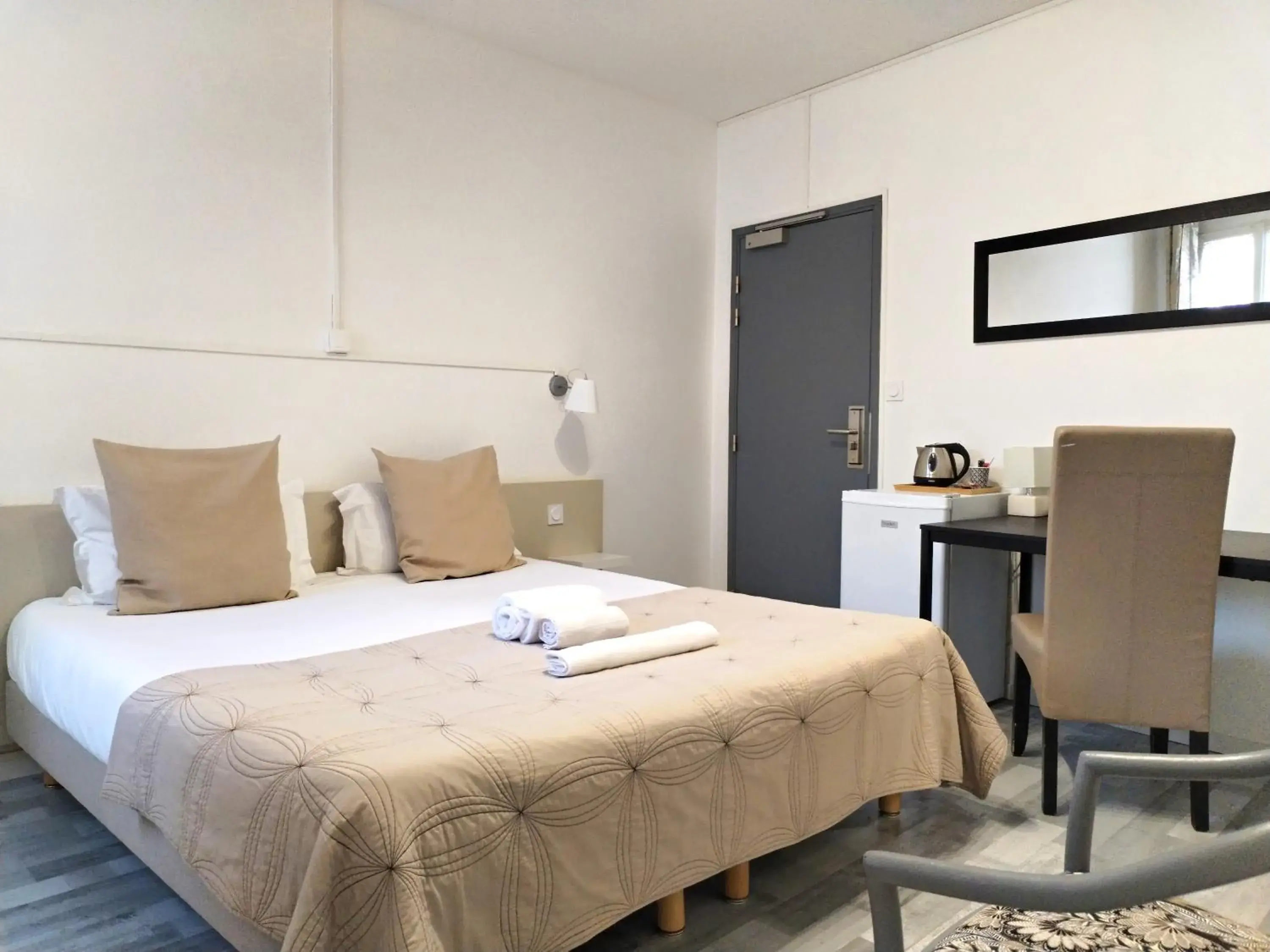 Double Room in Logis Hôtel La Bastide d'Entraigues Double Room in Logis Hôtel La Bastide d'Entraigues