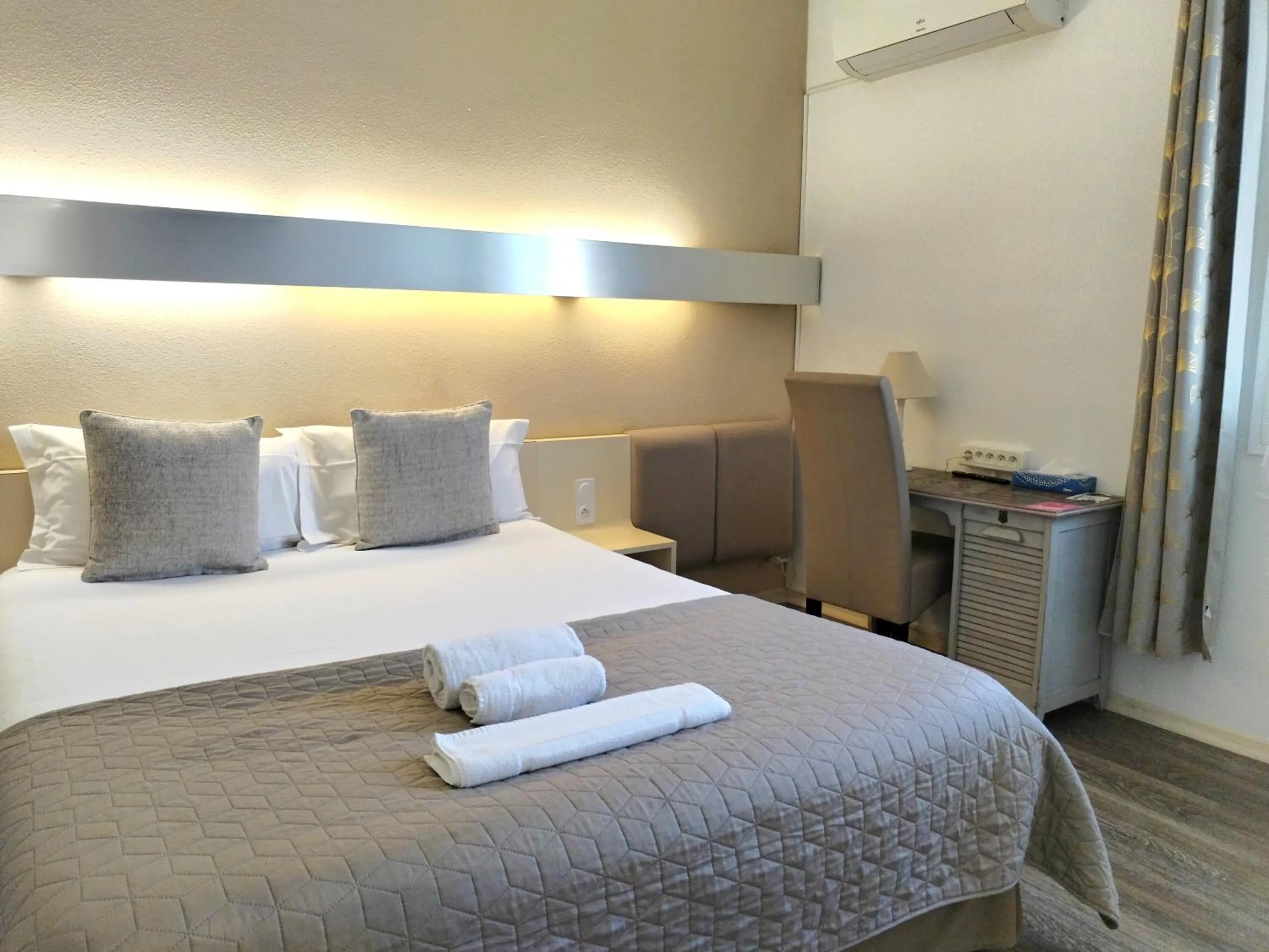 Bedroom, Bed in Logis Hôtel La Bastide d'Entraigues