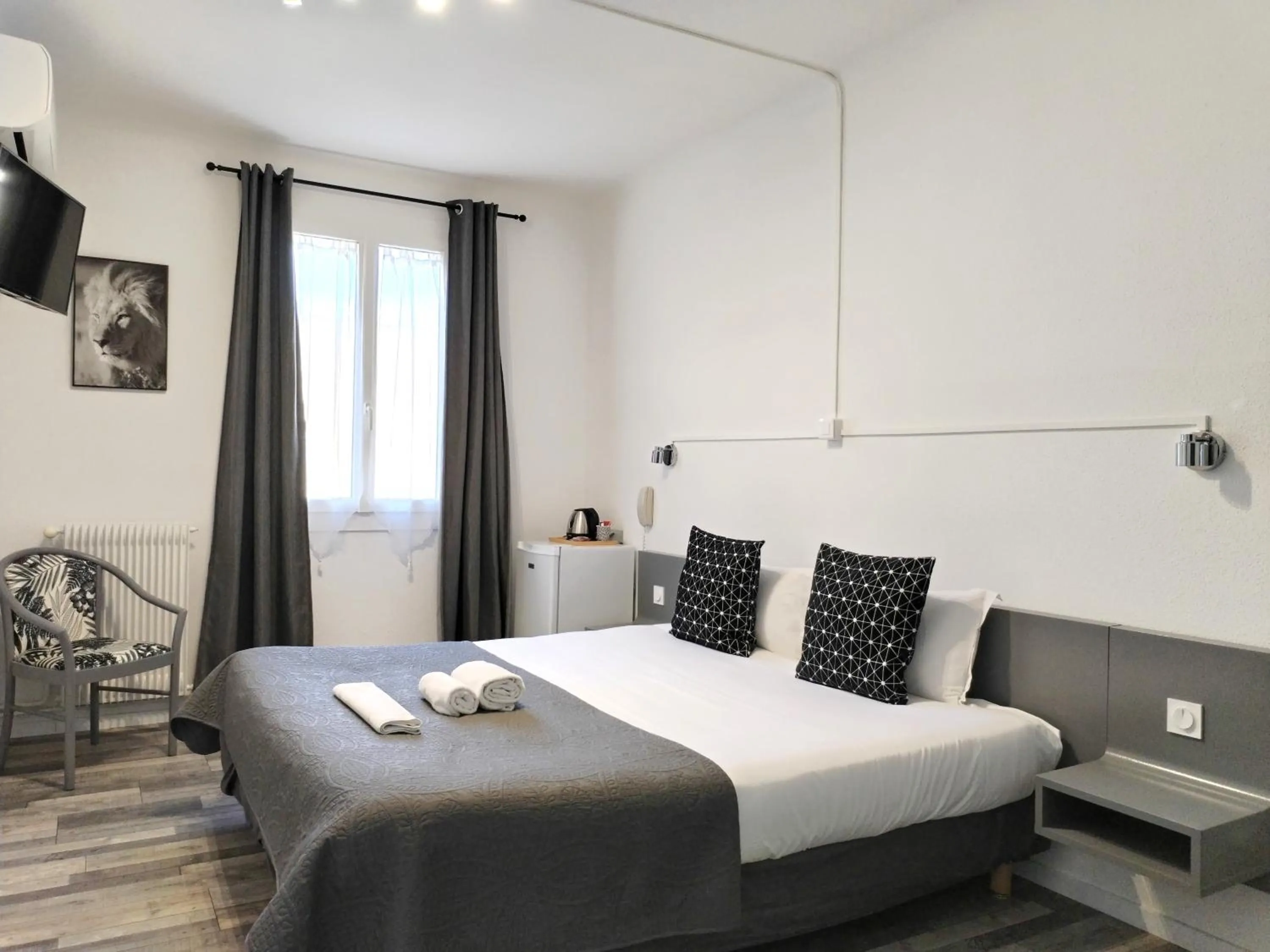 Bedroom, Bed in Logis Hôtel La Bastide d'Entraigues