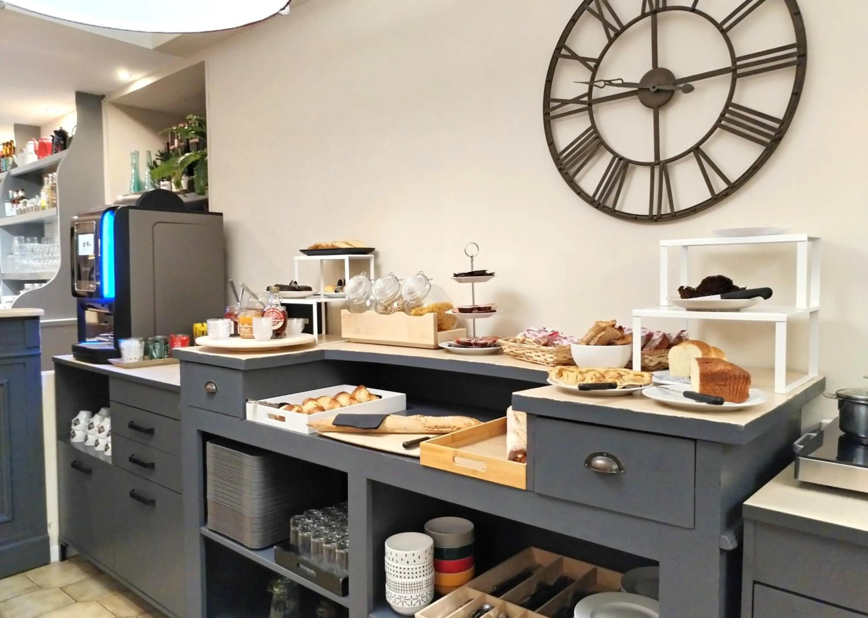 Buffet breakfast in Logis Hôtel La Bastide d'Entraigues