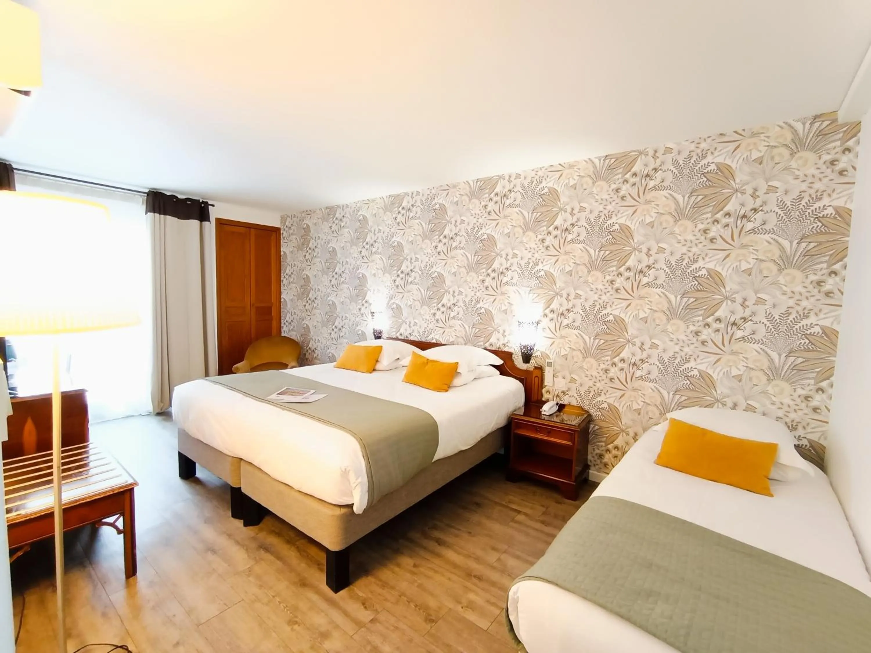 Triple Room in Hotel Des Tuileries
