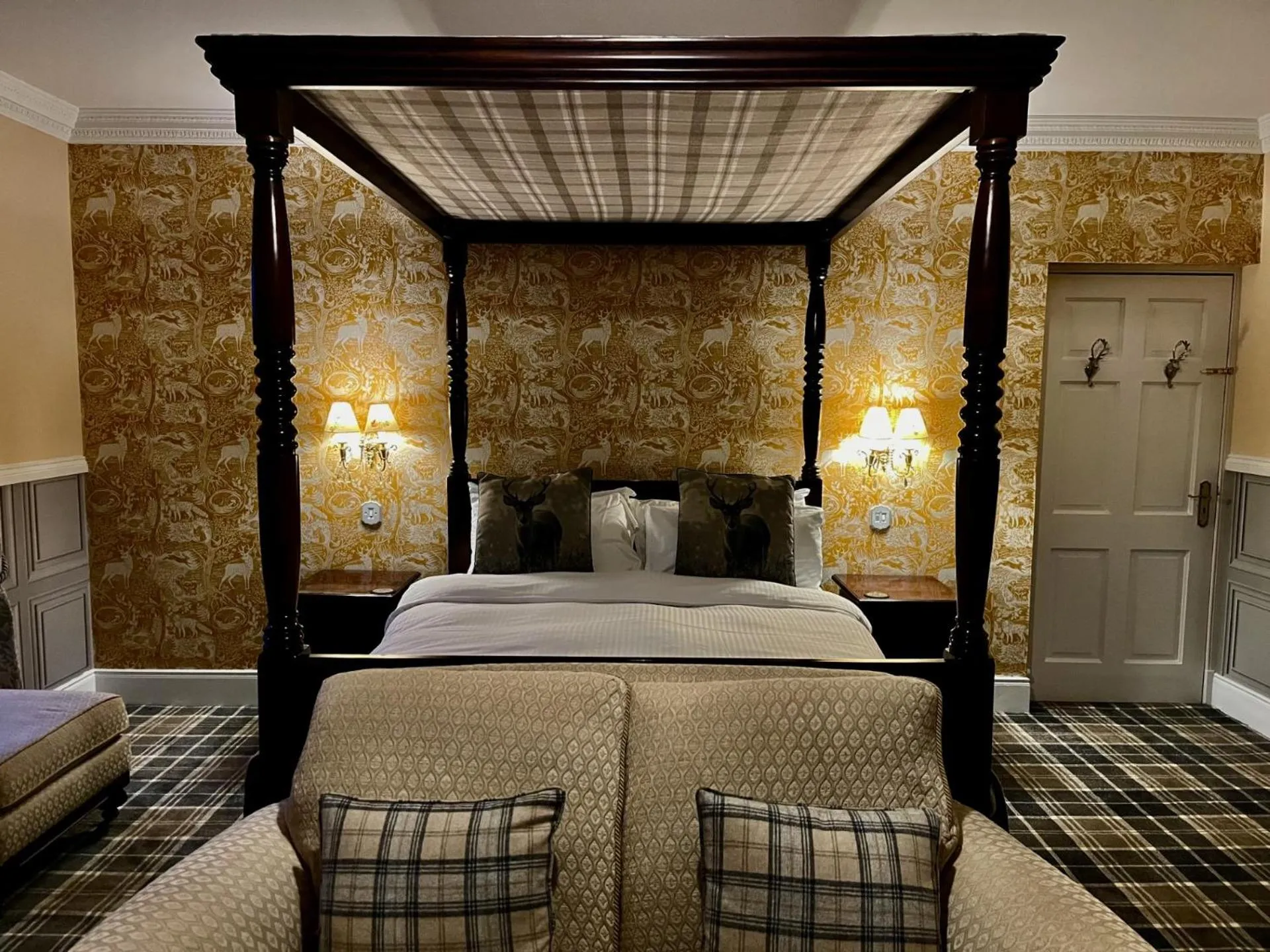 Bedroom, Bed in Highland Bear Lodge & Luxury Bear Huts