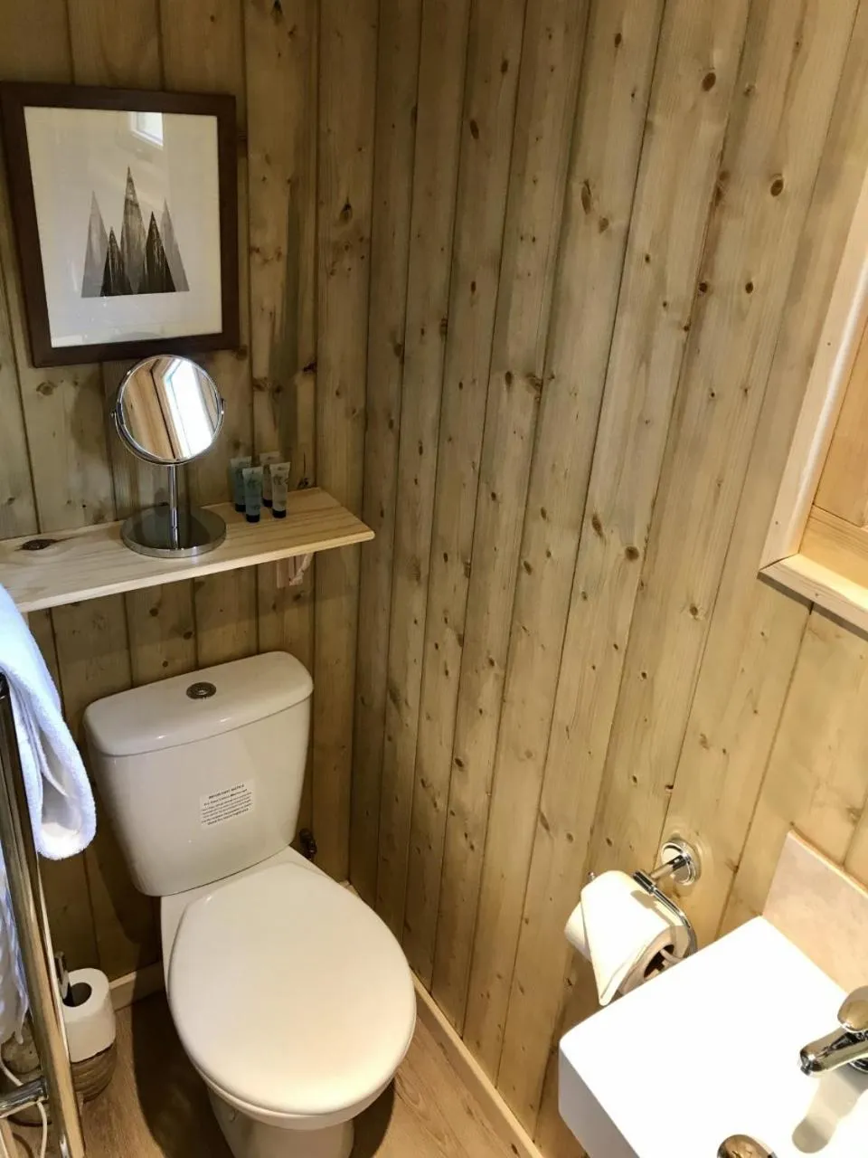 Bathroom in Highland Bear Lodge & Luxury Bear Huts