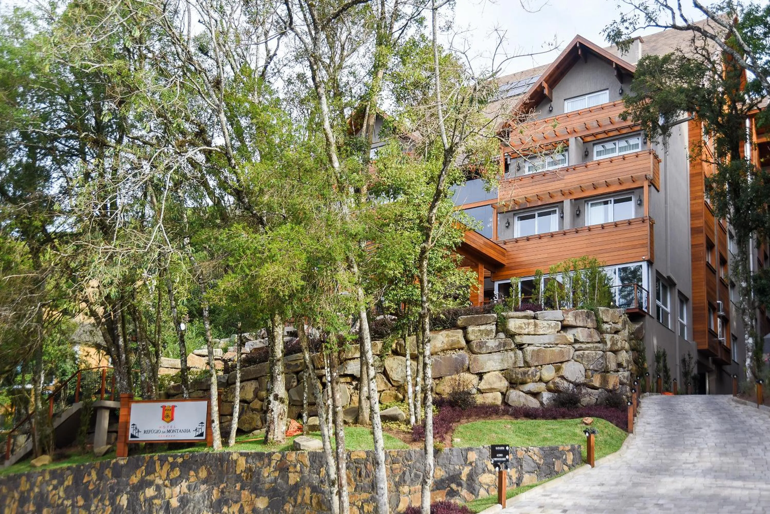 Property building in Hotel Refugio da Montanha