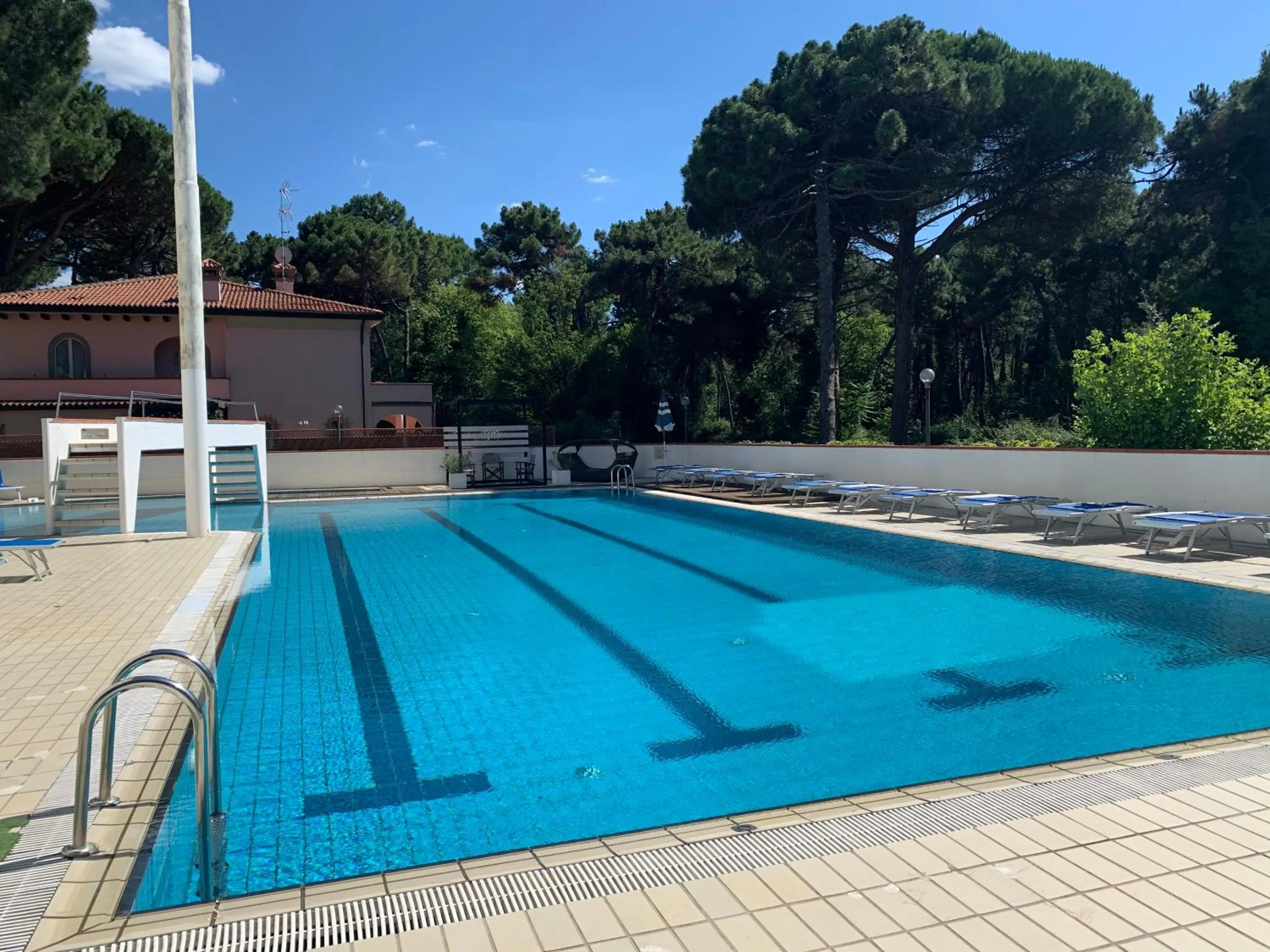 Swimming pool in G&D Hotel Deanna Golf