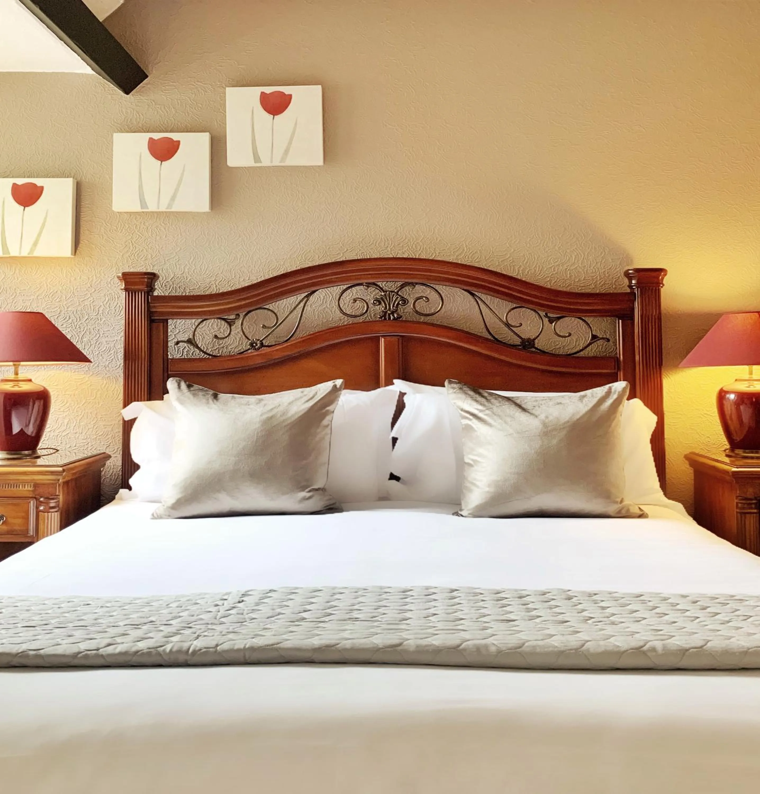 Decorative detail, Bed in Mallyan Spout Hotel