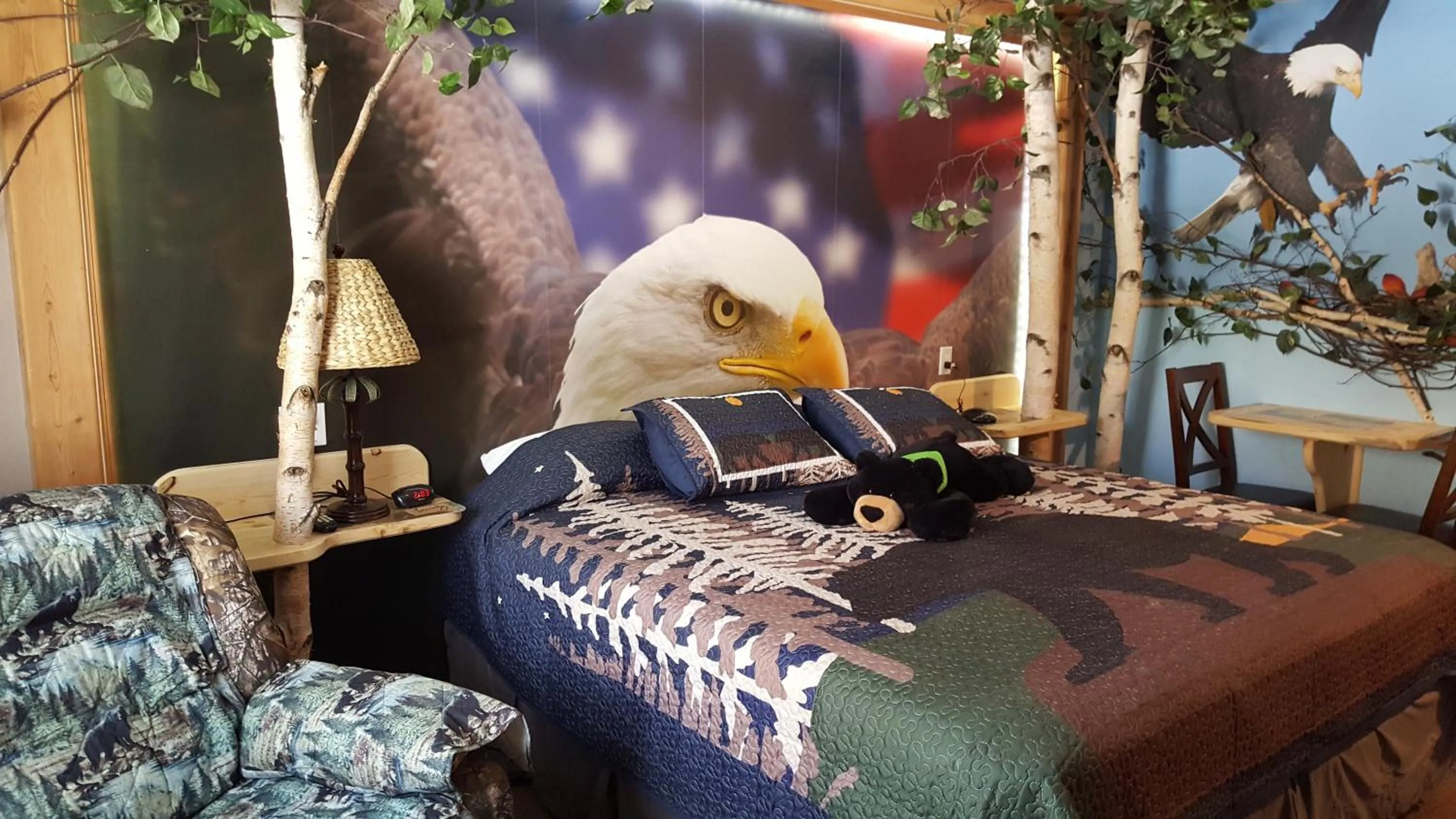Deluxe King Suite (Large Eagle) in Bear Cove Inn