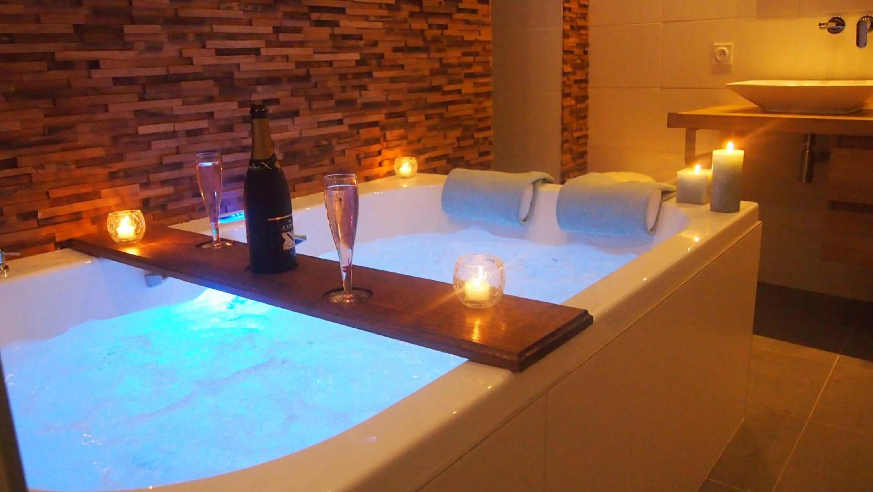 Hot Tub in Entre Nous - La Poste