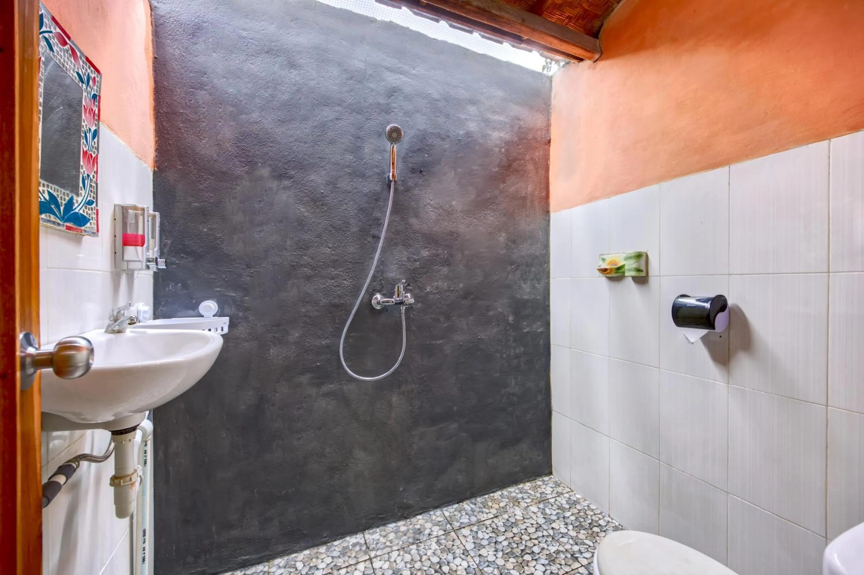Shower in Ari La Casa