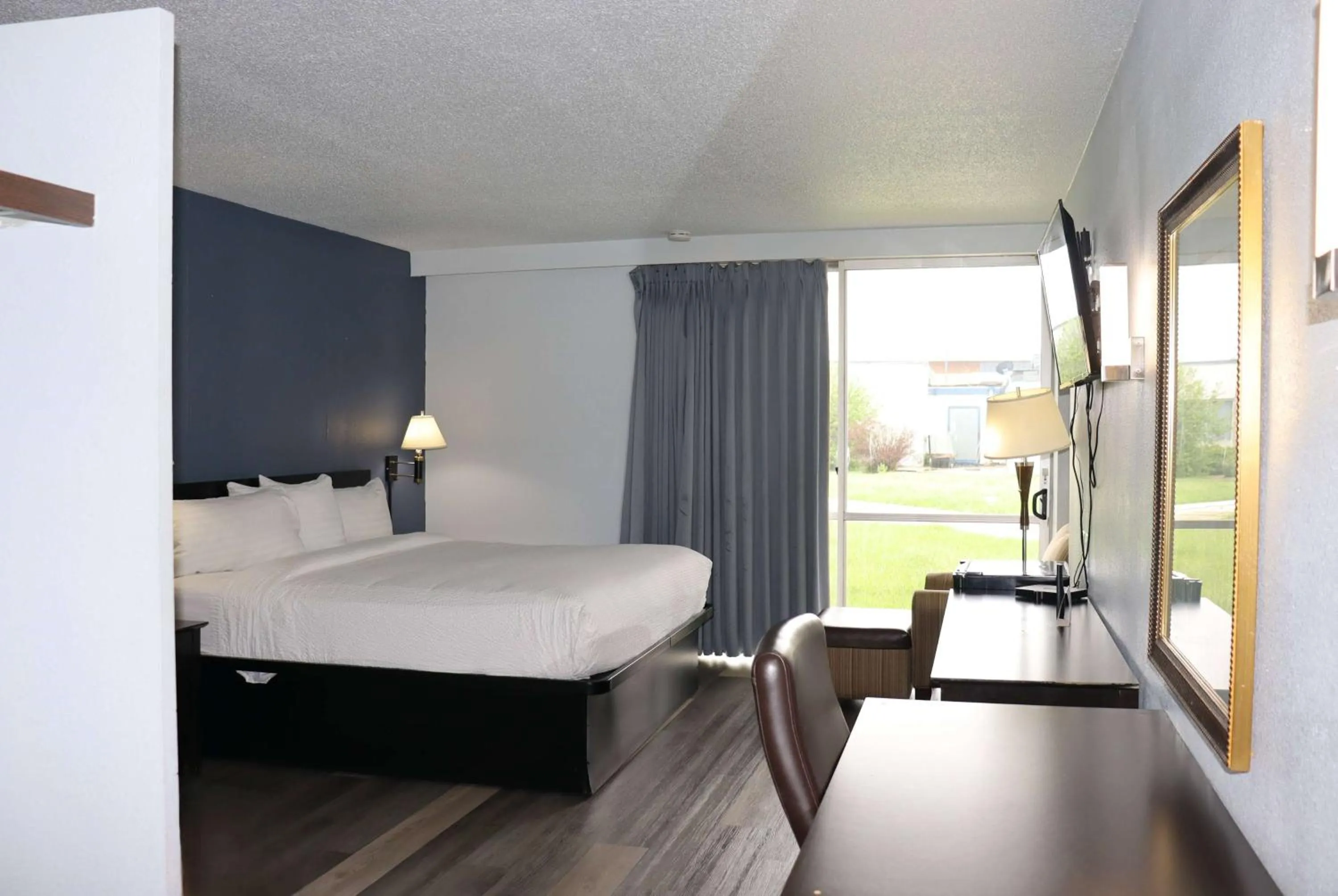 Photo of the whole room, Bed in Travelodge by Wyndham Milwaukee
