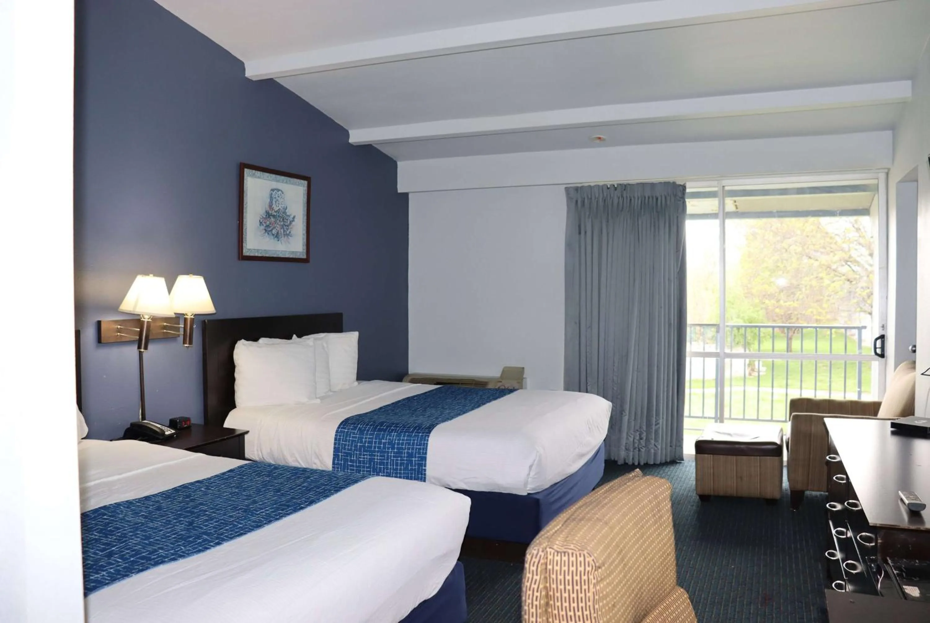 Photo of the whole room, Bed in Travelodge by Wyndham Milwaukee