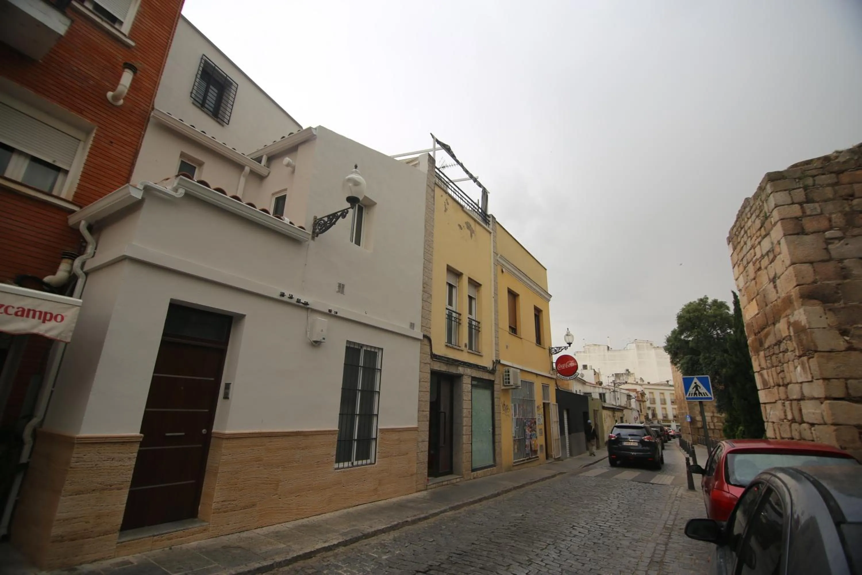 Facade/entrance in La Casa de la Alcazaba - Free Parking