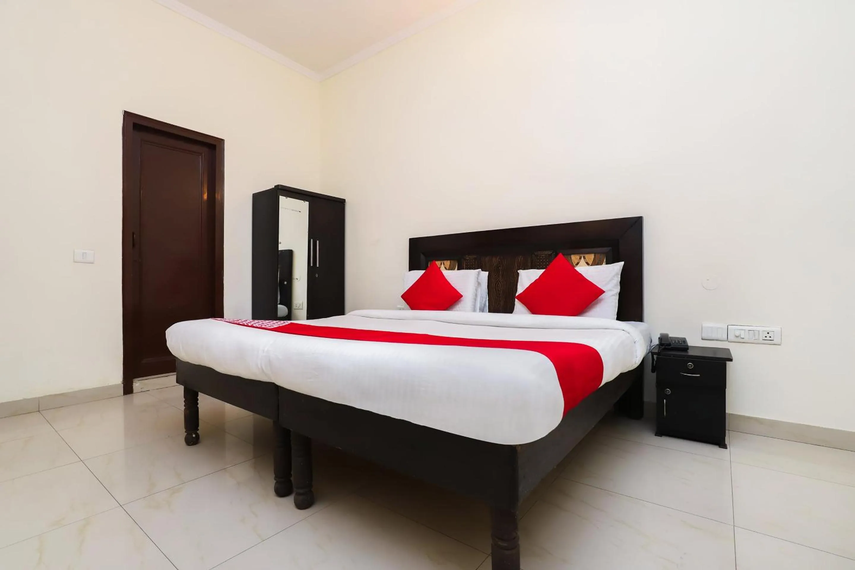 Bedroom in Hotel O Shiv Shakti Inn Near Kamal Cinema