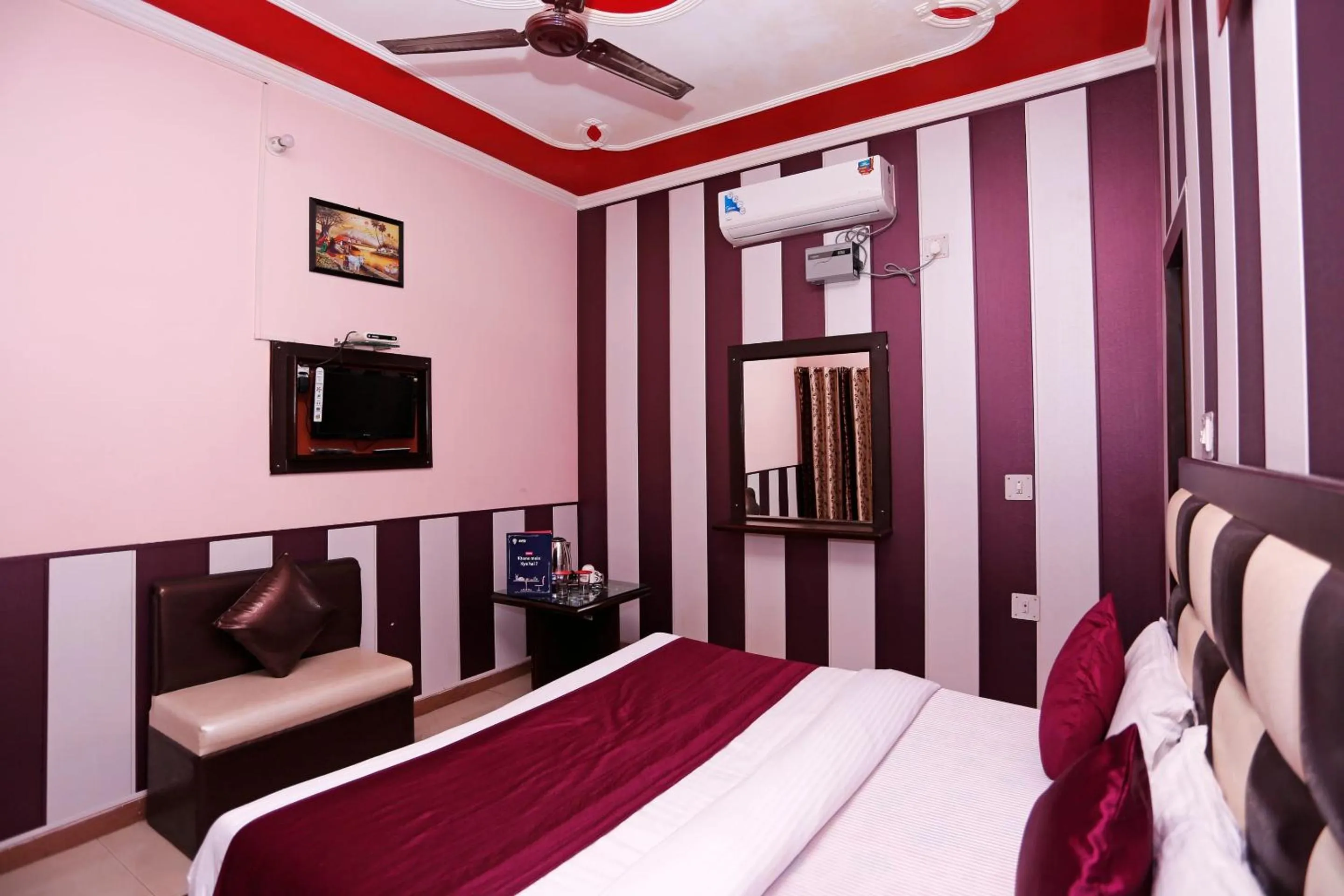 Bedroom, Bed in Hotel O Mehfil Hotel