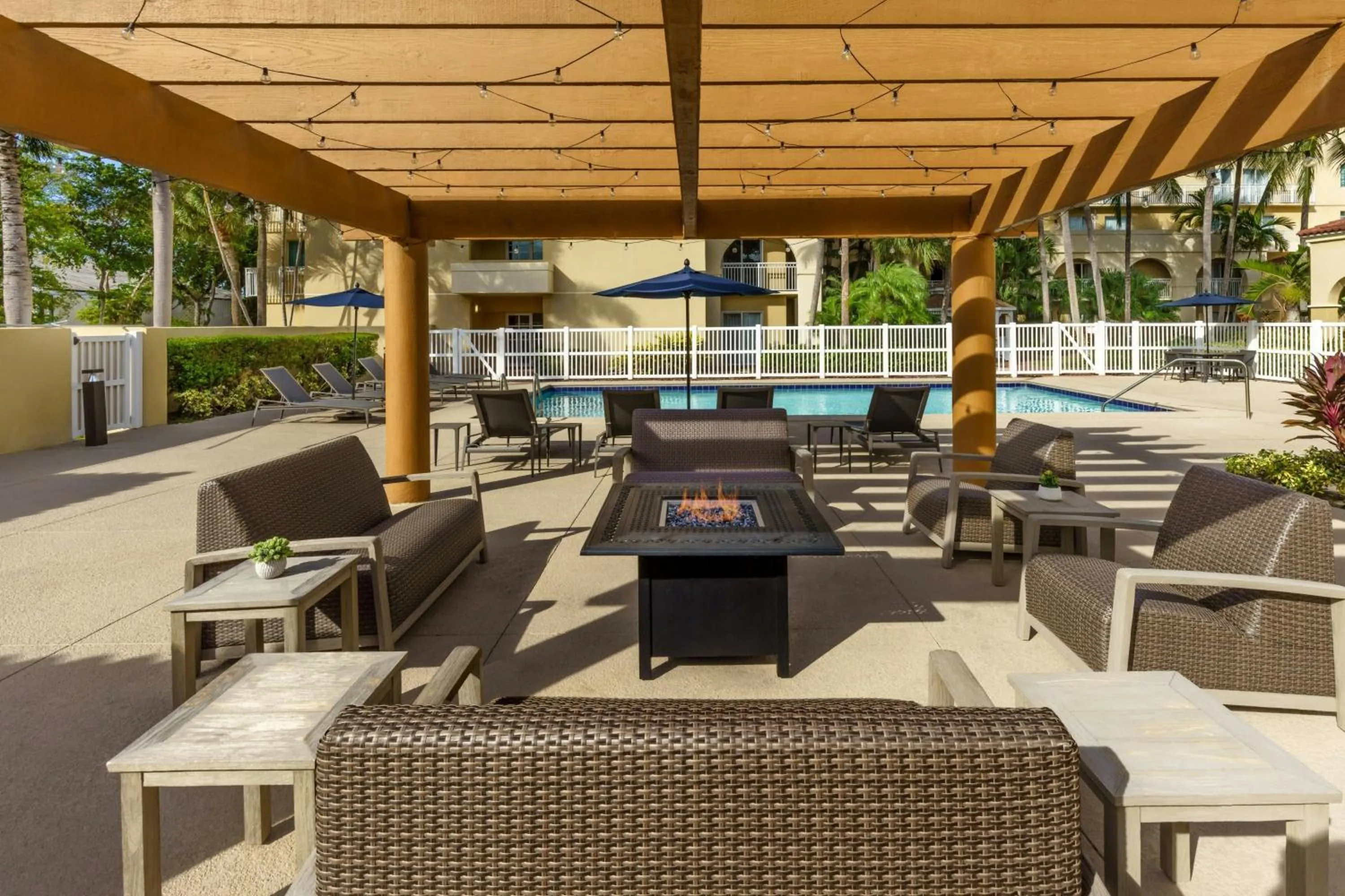 Swimming pool in Courtyard by Marriott Fort Lauderdale North/Cypress Creek