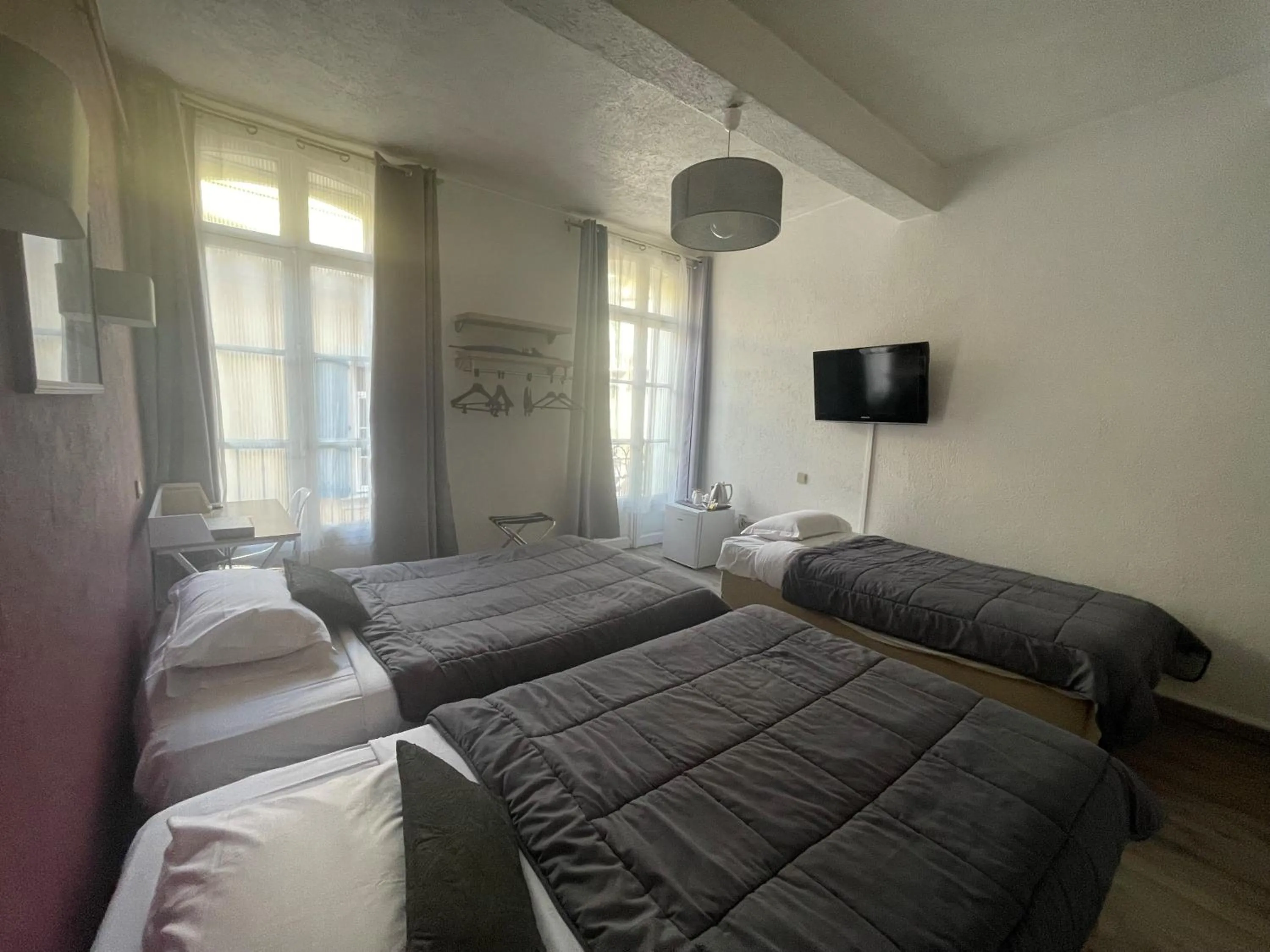 Property building, Bed in Hotel De France Perpignan Centre Ville