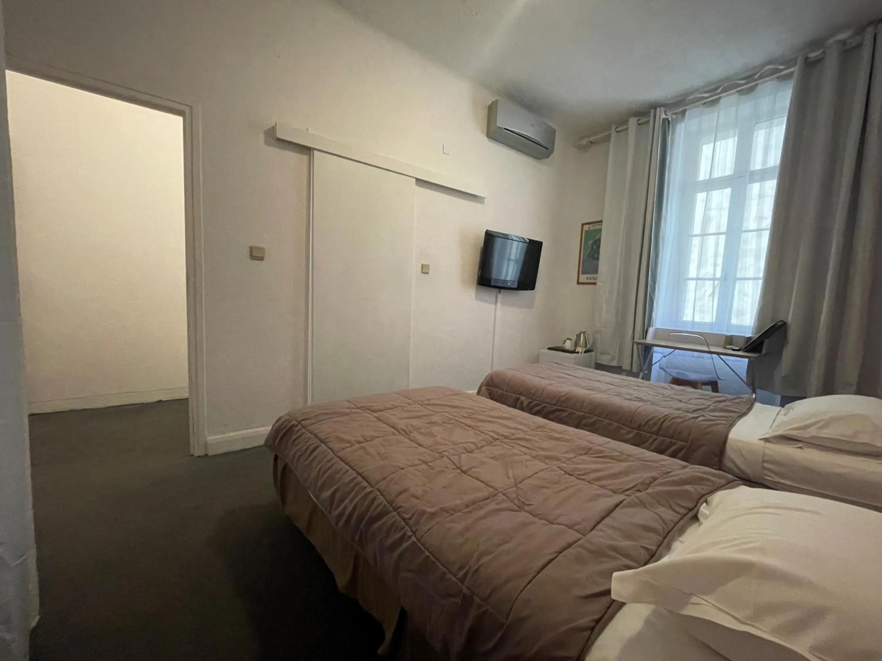 Property building, Bed in Hotel De France Perpignan Centre Ville