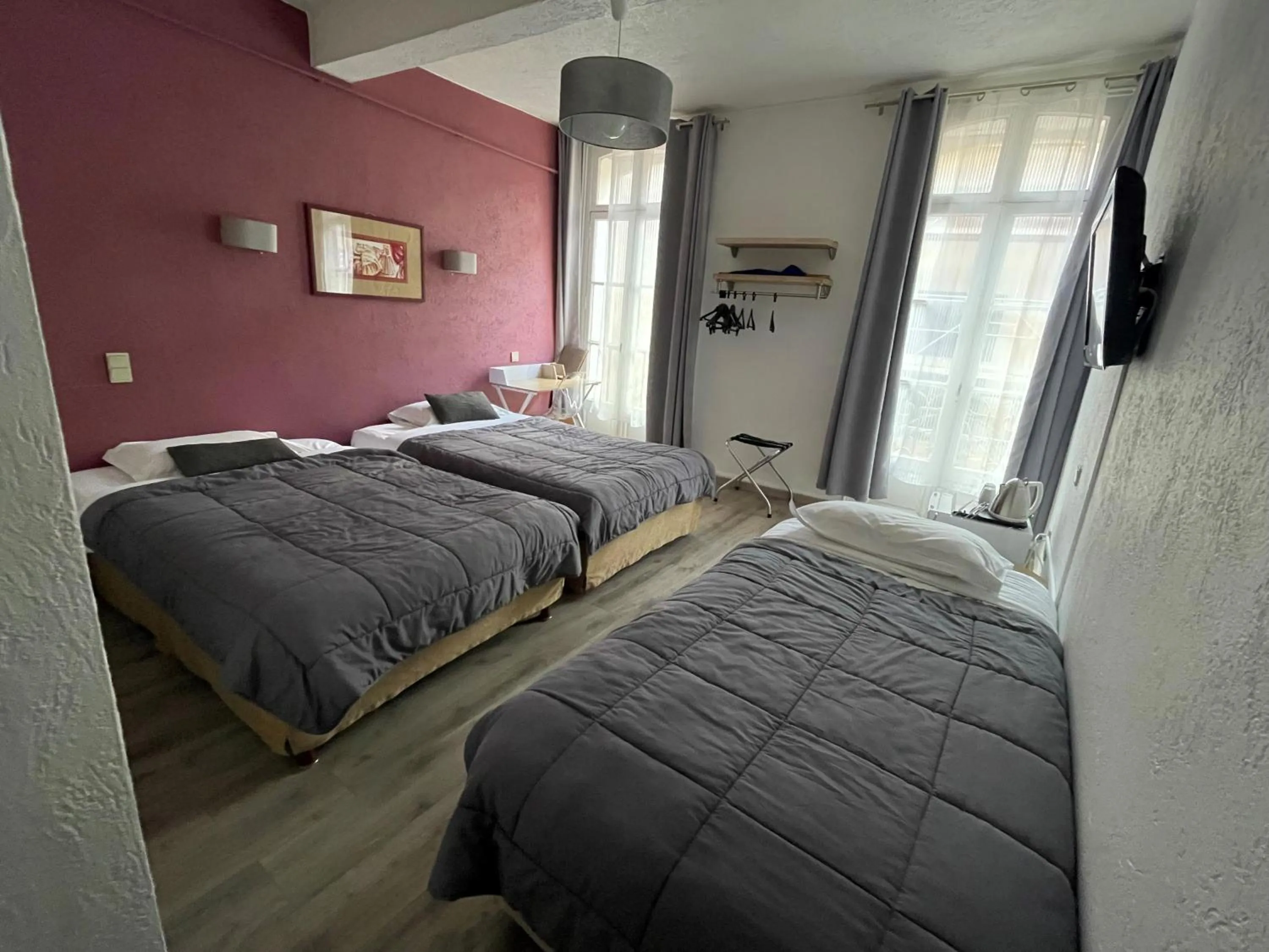 Property building, Bed in Hotel De France Perpignan Centre Ville