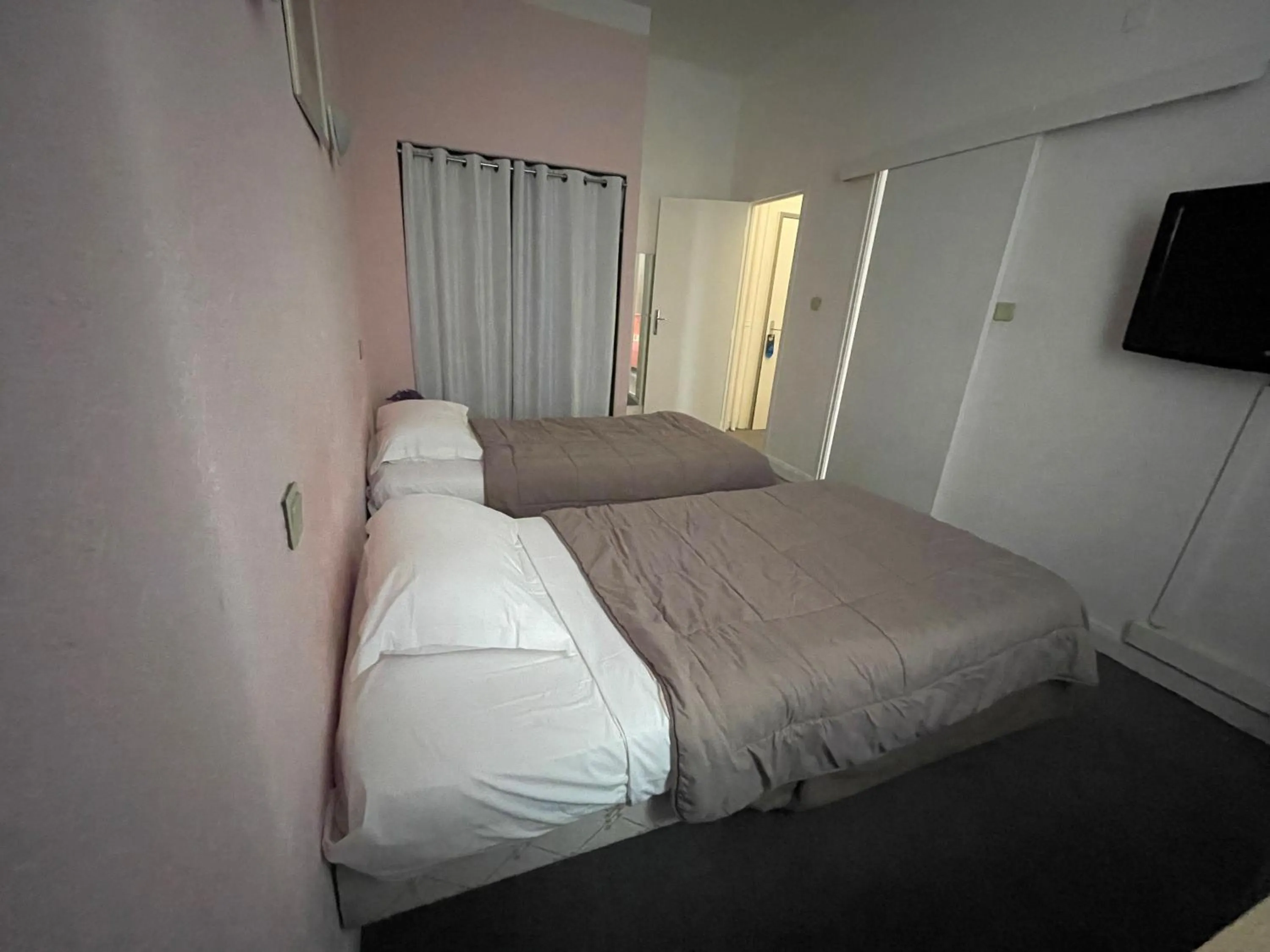 Property building, Bed in Hotel De France Perpignan Centre Ville