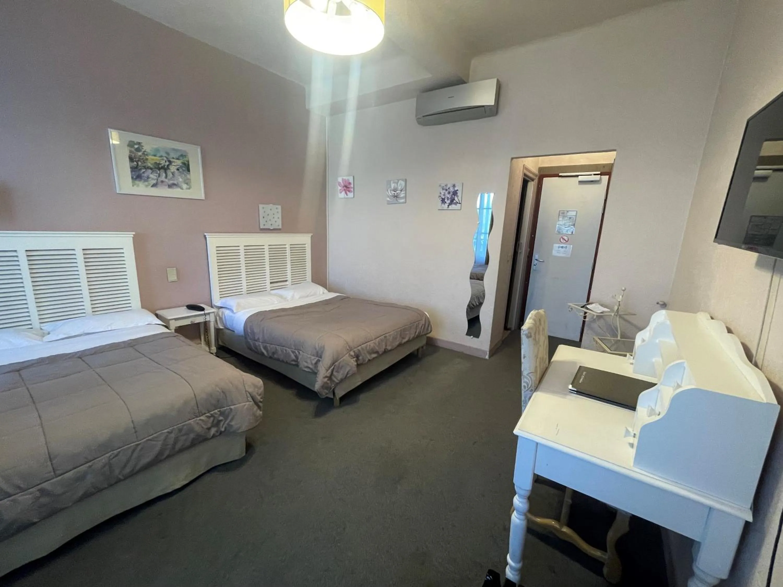 Property building, Bed in Hotel De France Perpignan Centre Ville