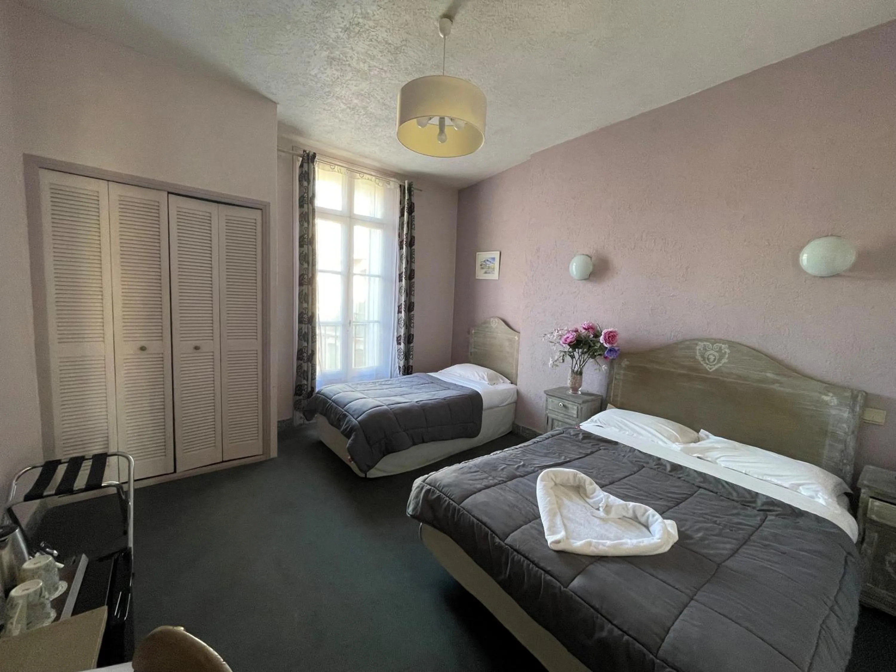Property building, Bed in Hotel De France Perpignan Centre Ville