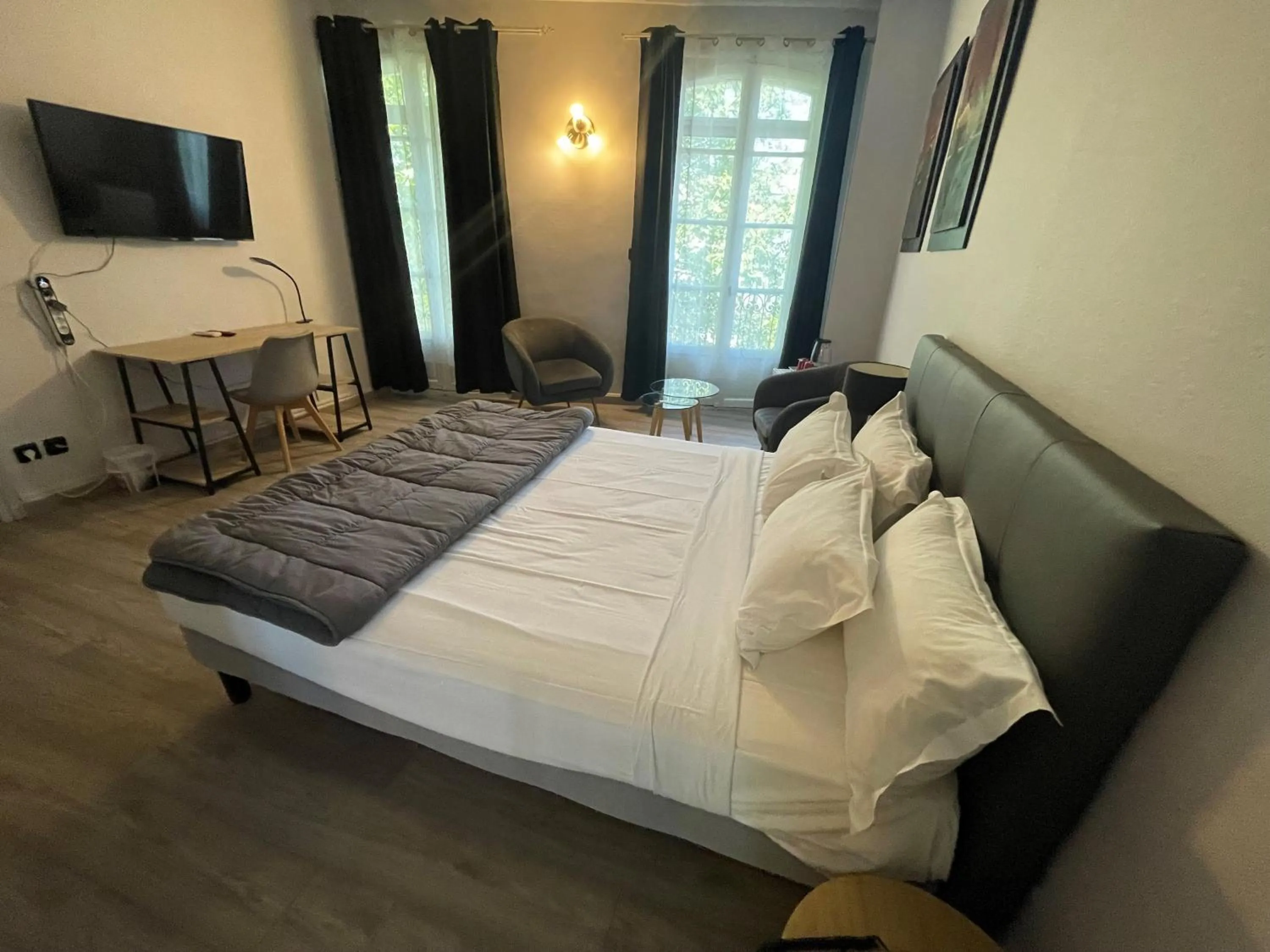 Property building, Bed in Hotel De France Perpignan Centre Ville