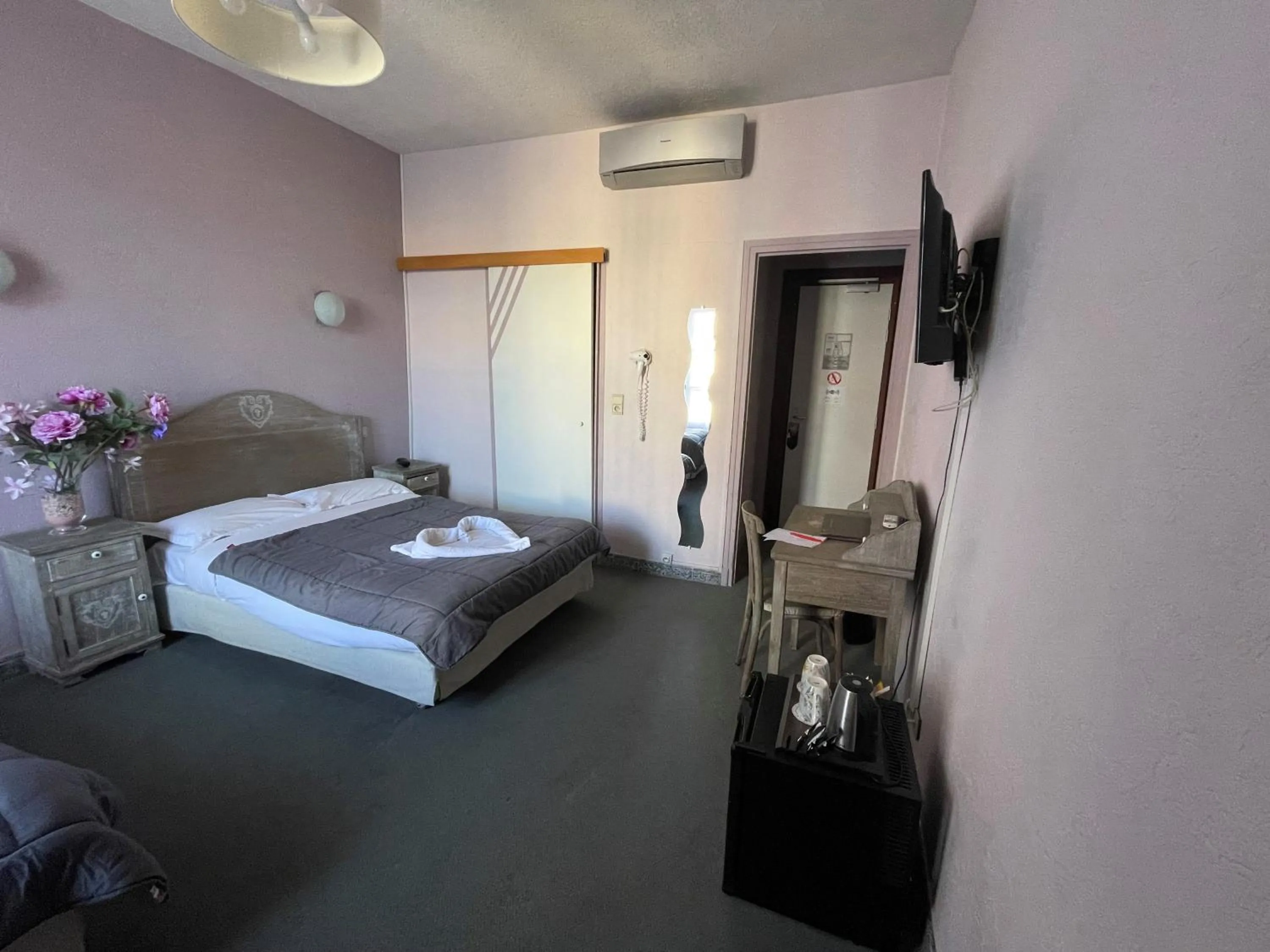 Property building, Bed in Hotel De France Perpignan Centre Ville
