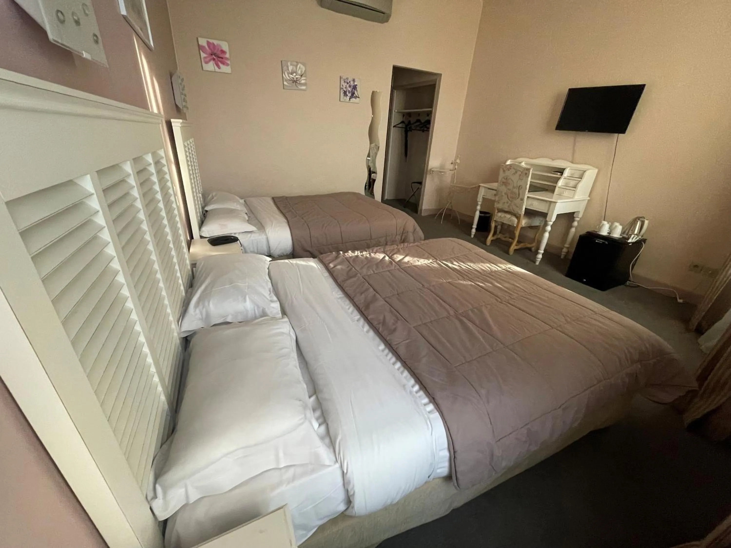 Property building, Bed in Hotel De France Perpignan Centre Ville