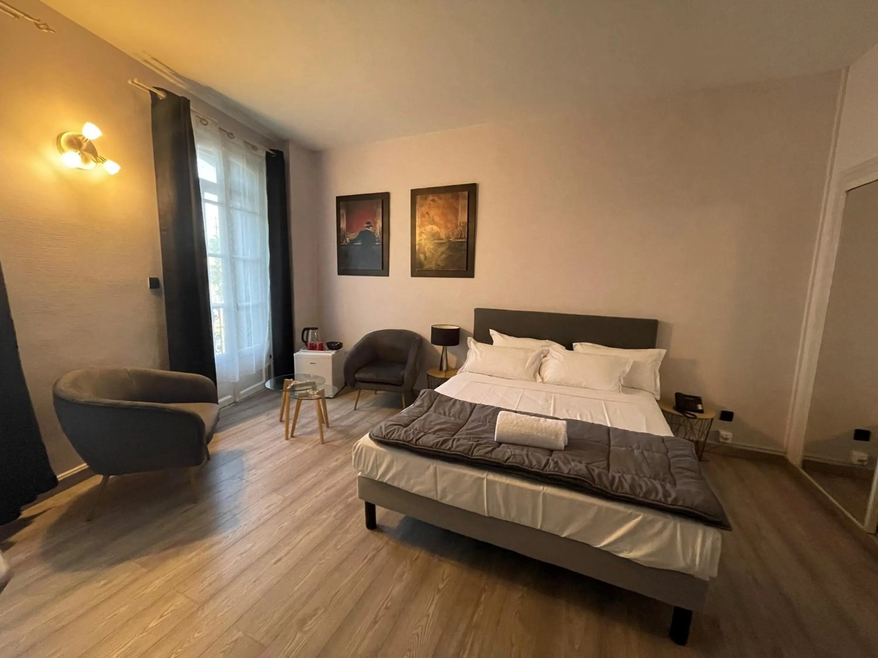 Property building, Bed in Hotel De France Perpignan Centre Ville