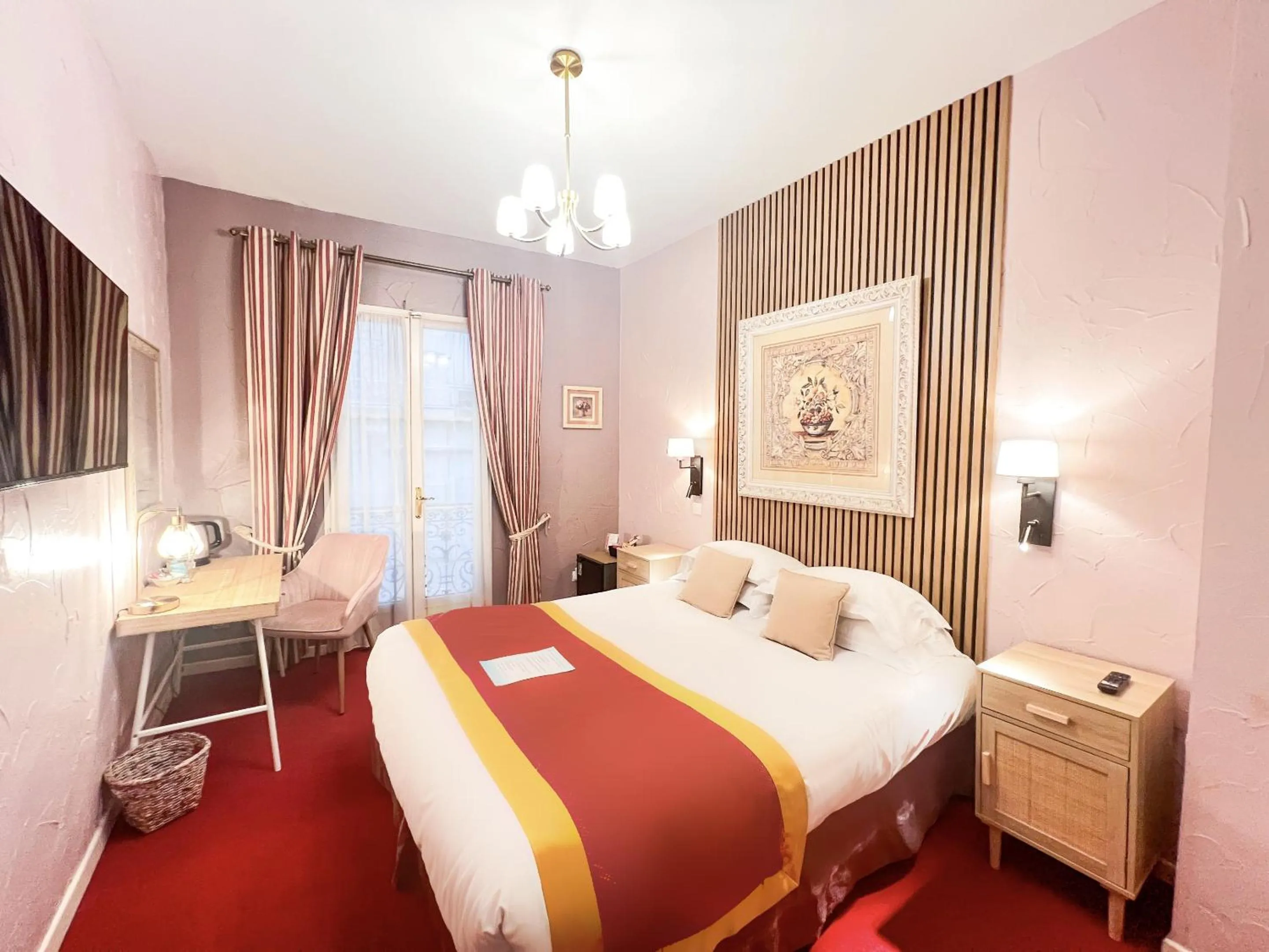 Bedroom, Bed in Hotel d'Aragon - Place de la Comédie