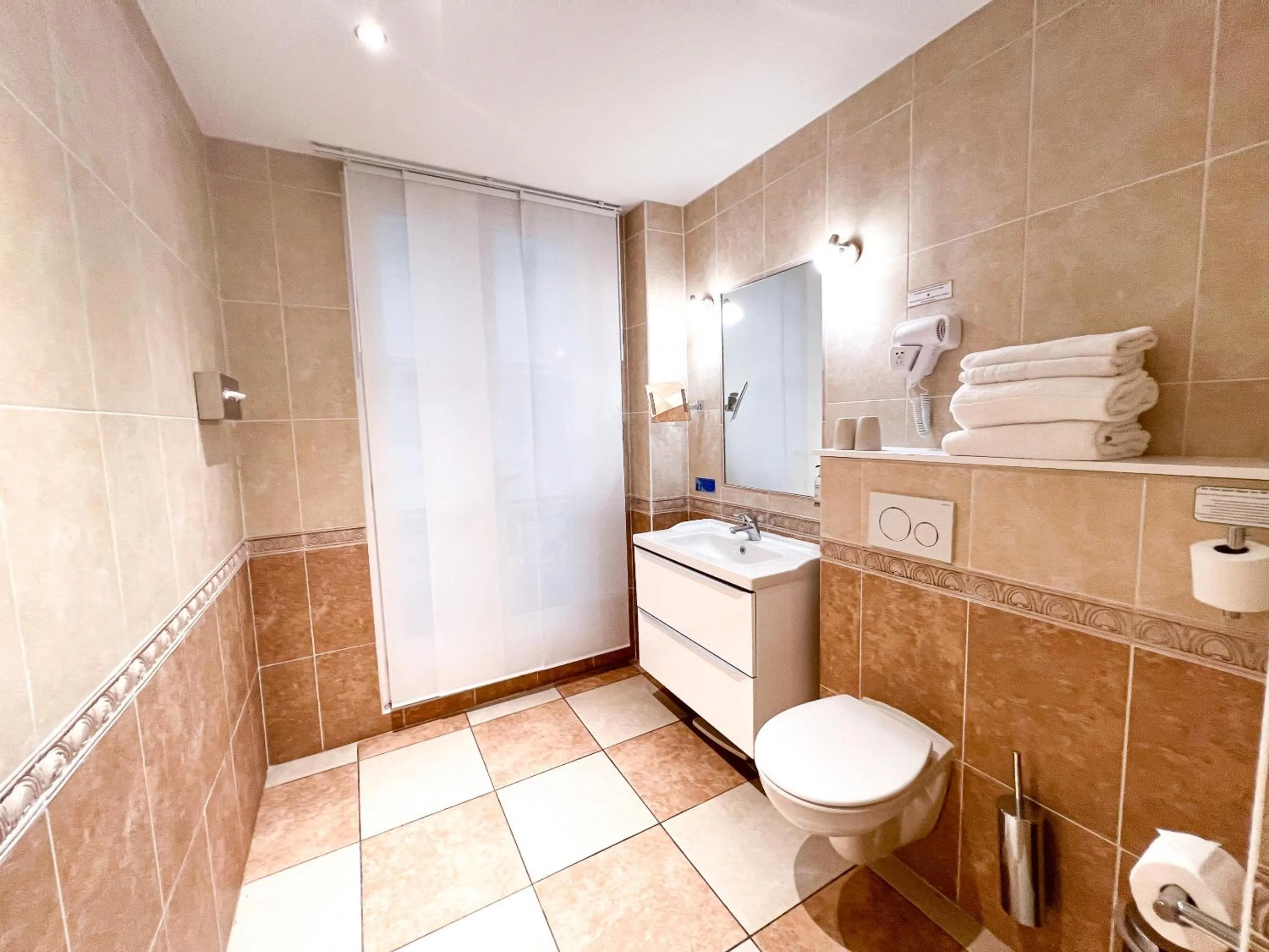 Bathroom in Hotel d'Aragon - Place de la Comédie