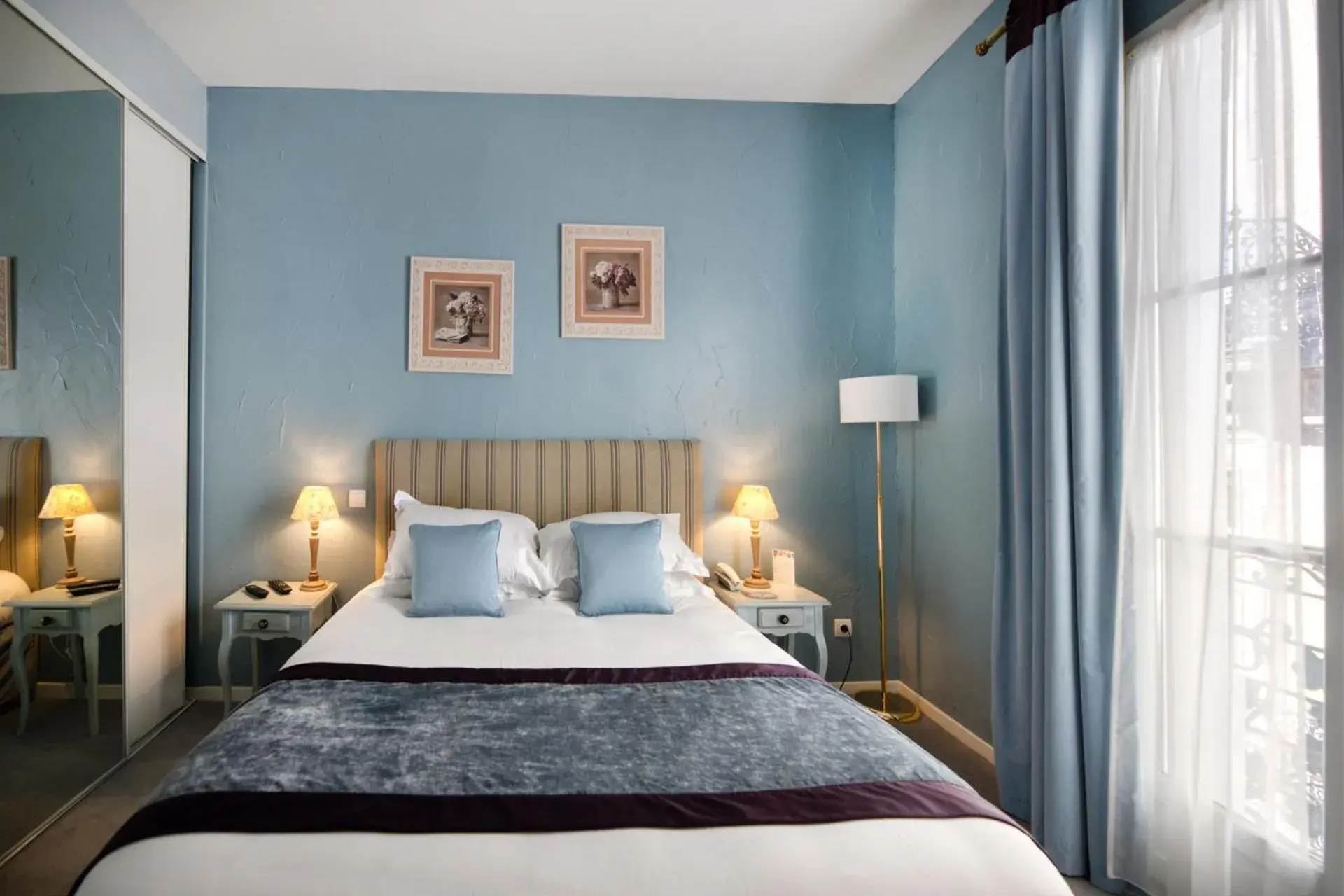 Standard Queen Room in Hotel d'Aragon - Place de la Comédie Standard Queen Room in Hotel d'Aragon - Place de la Comédie