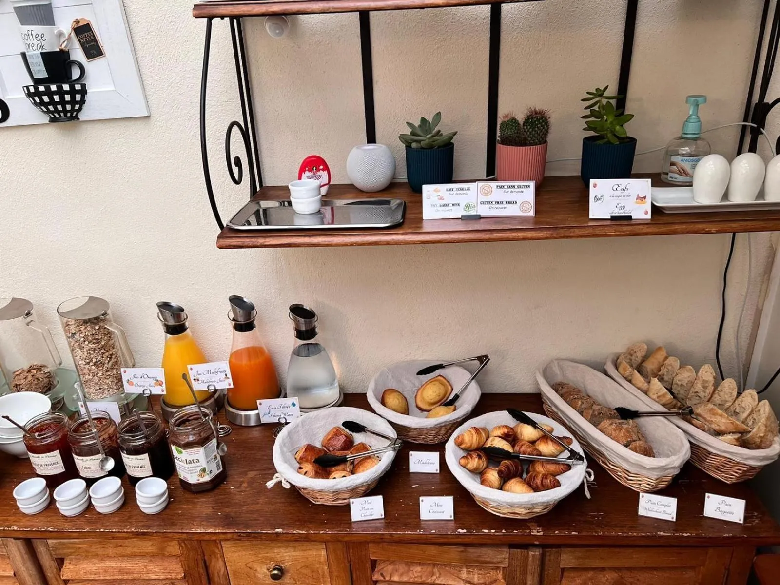 Breakfast in Hotel d'Aragon - Place de la Comédie