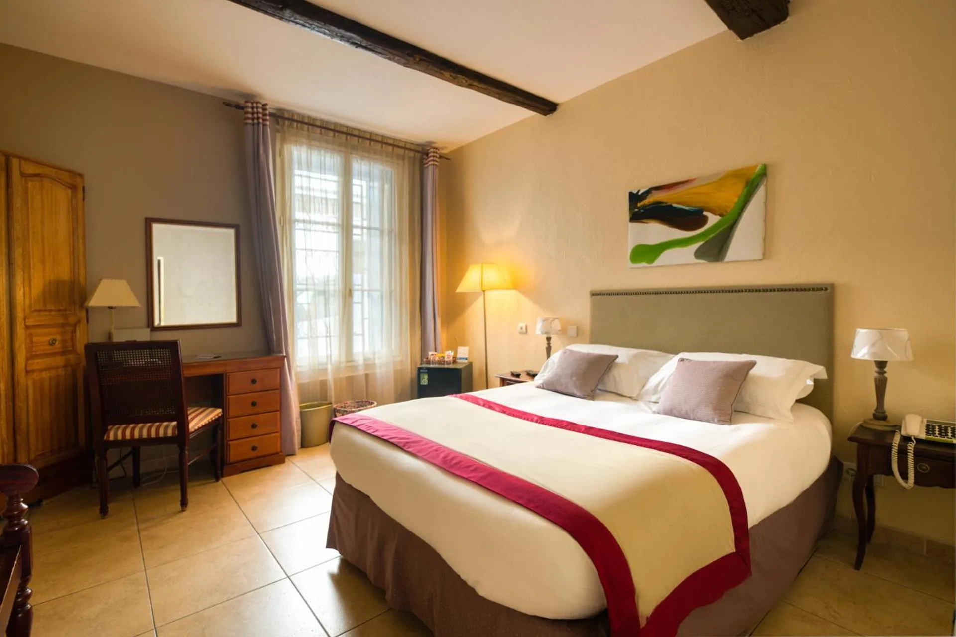 Bedroom, Bed in Hotel d'Aragon - Place de la Comédie