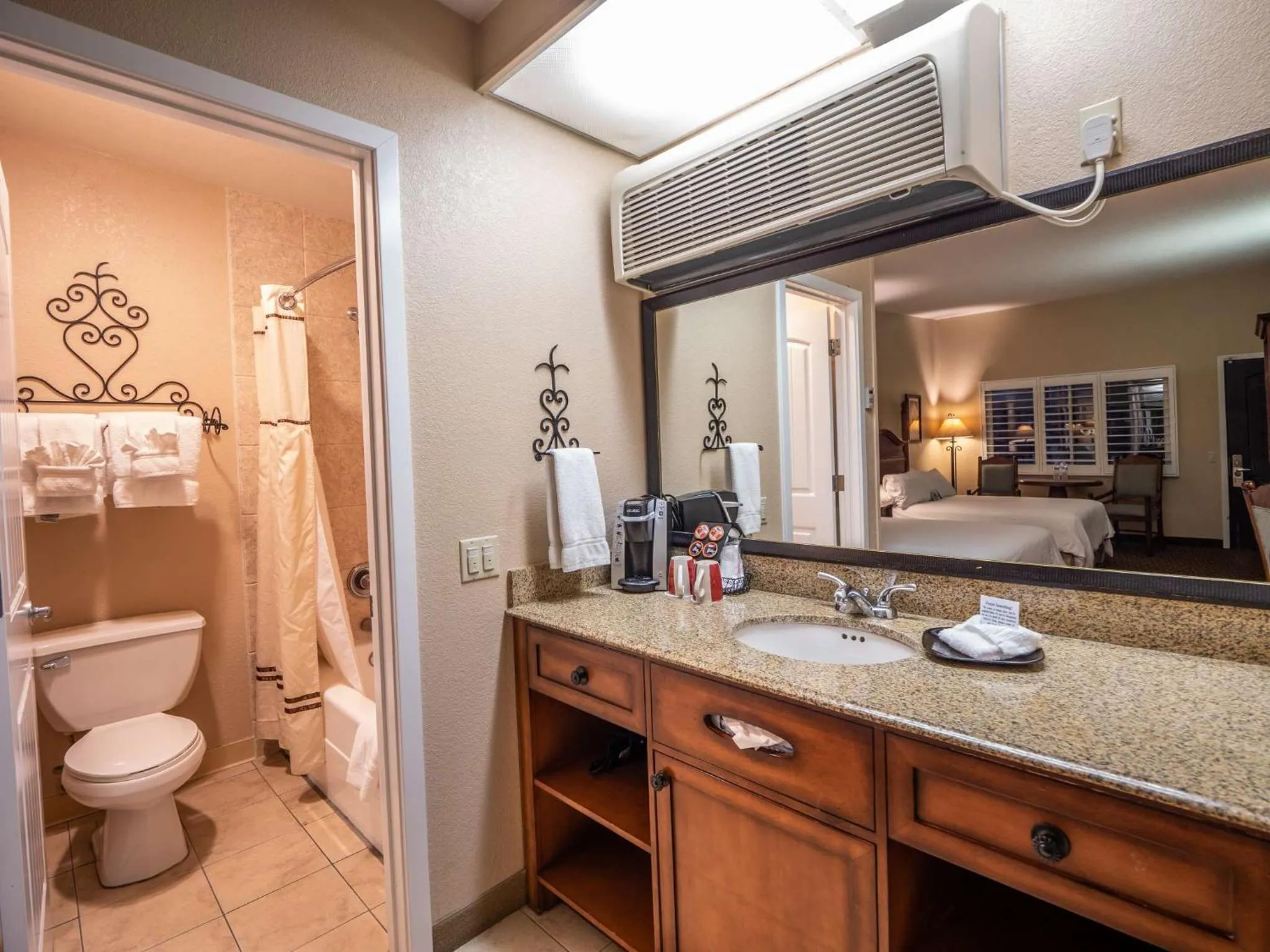 Shower in Casa Ojai Inn