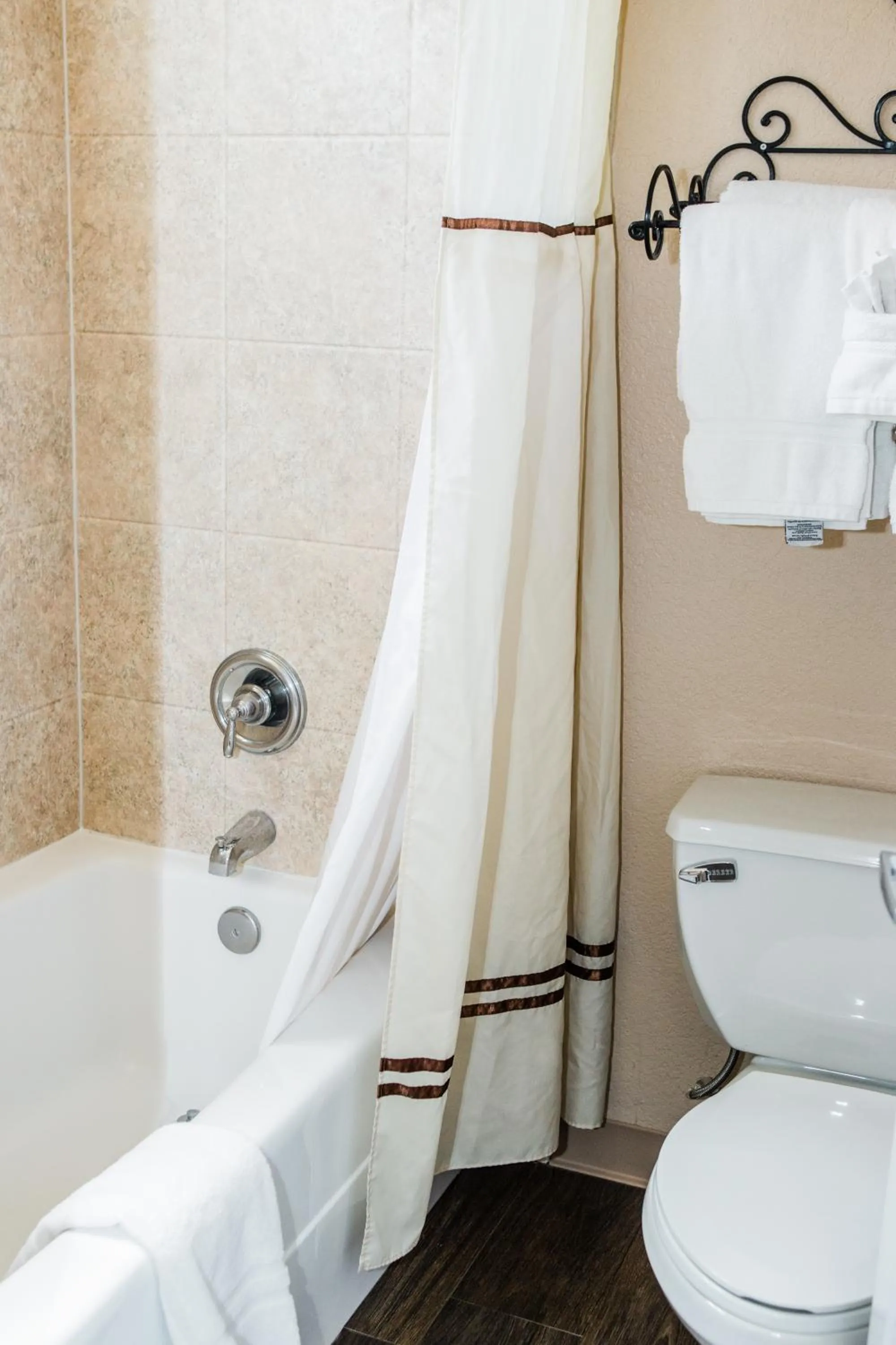 Shower in Casa Ojai Inn