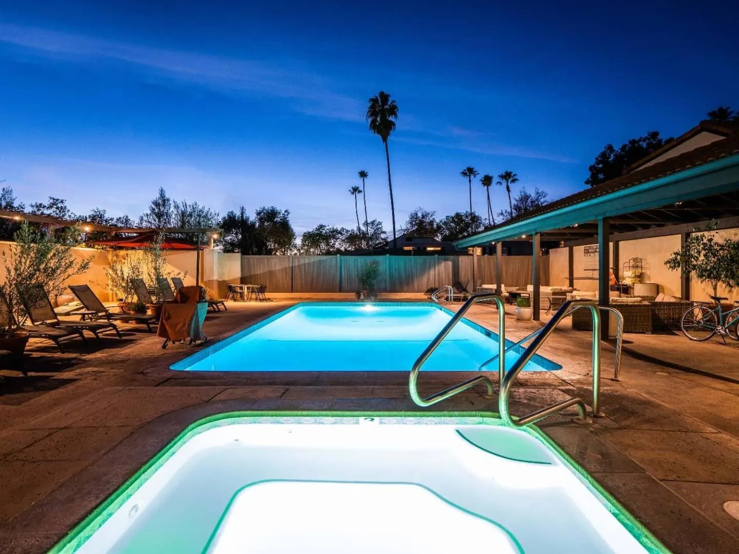 Swimming pool in Casa Ojai Inn