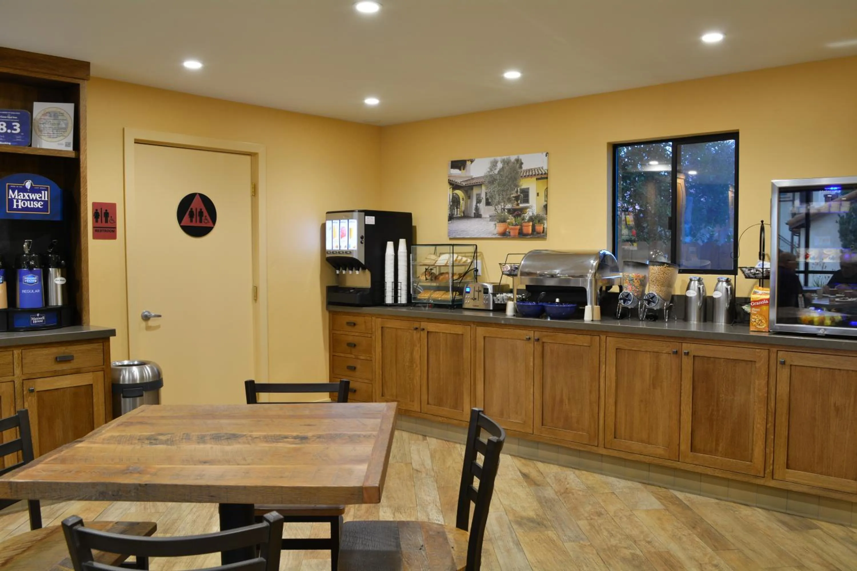 Communal lounge/ TV room in Casa Ojai Inn