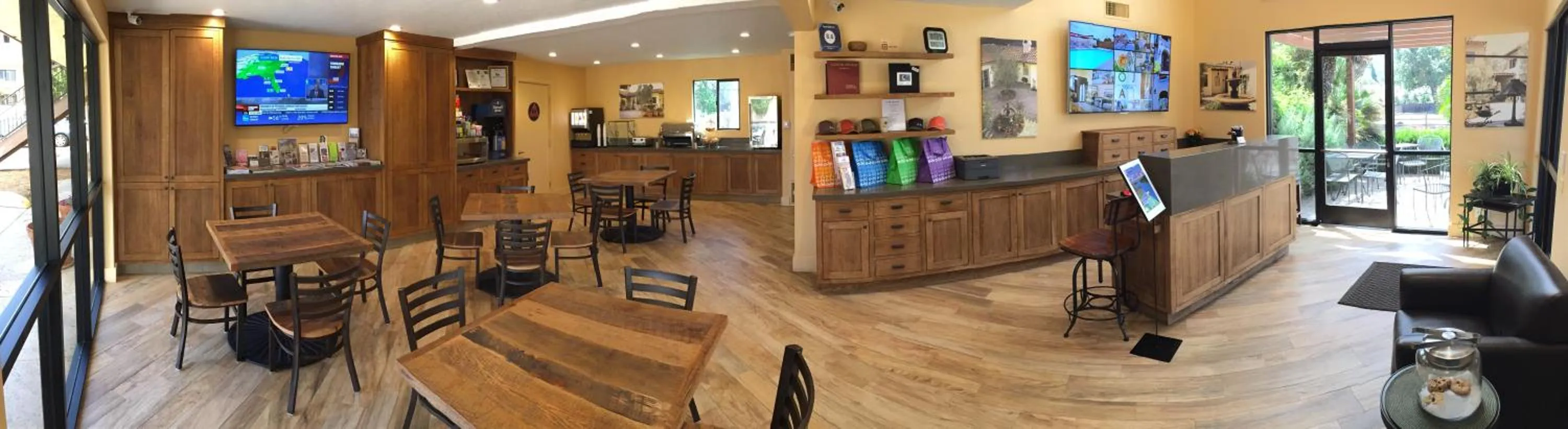 Communal lounge/ TV room in Casa Ojai Inn