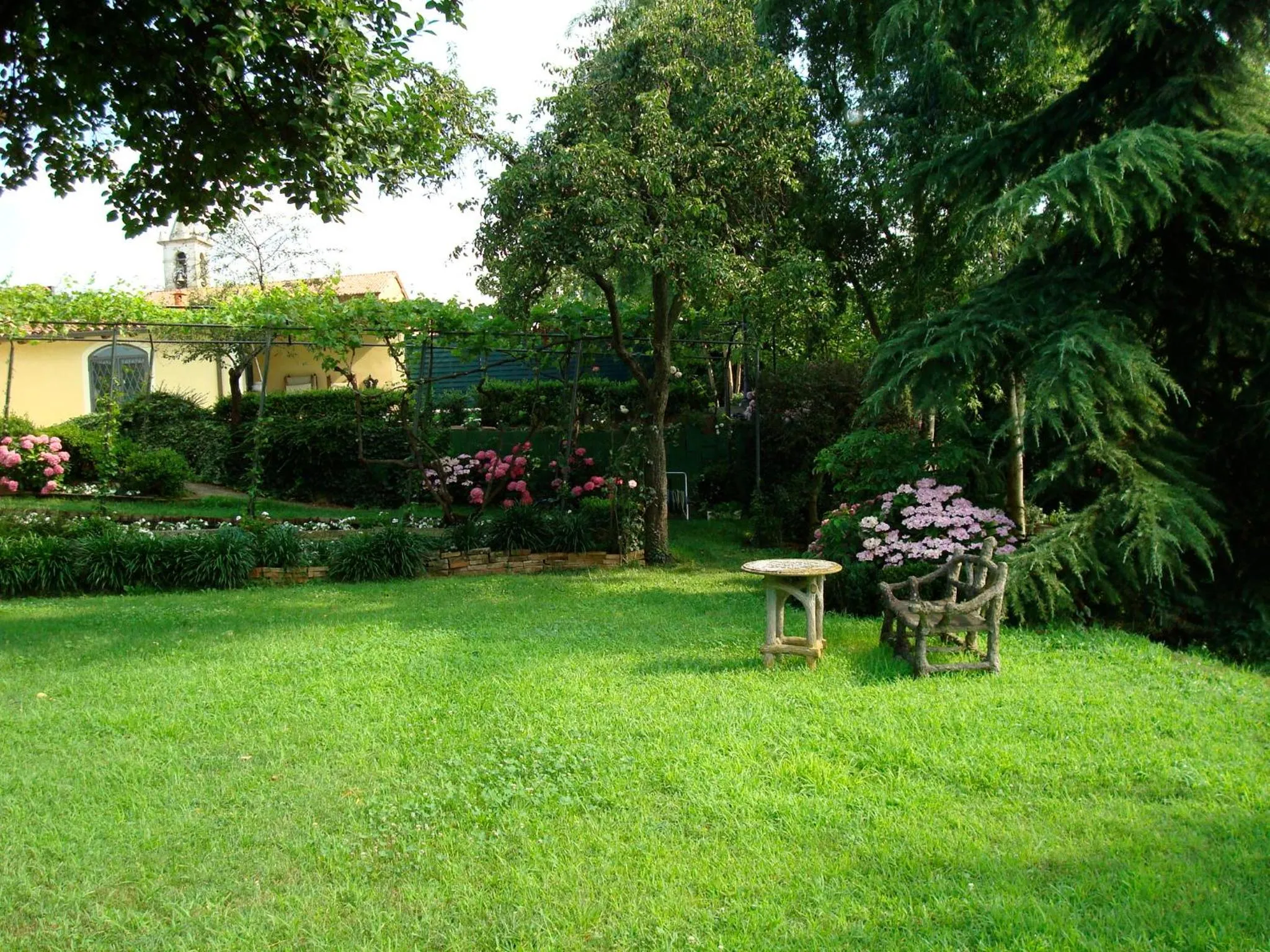 Garden view in Relais Torre Dei Torti - Luxury Bed and Breakfast