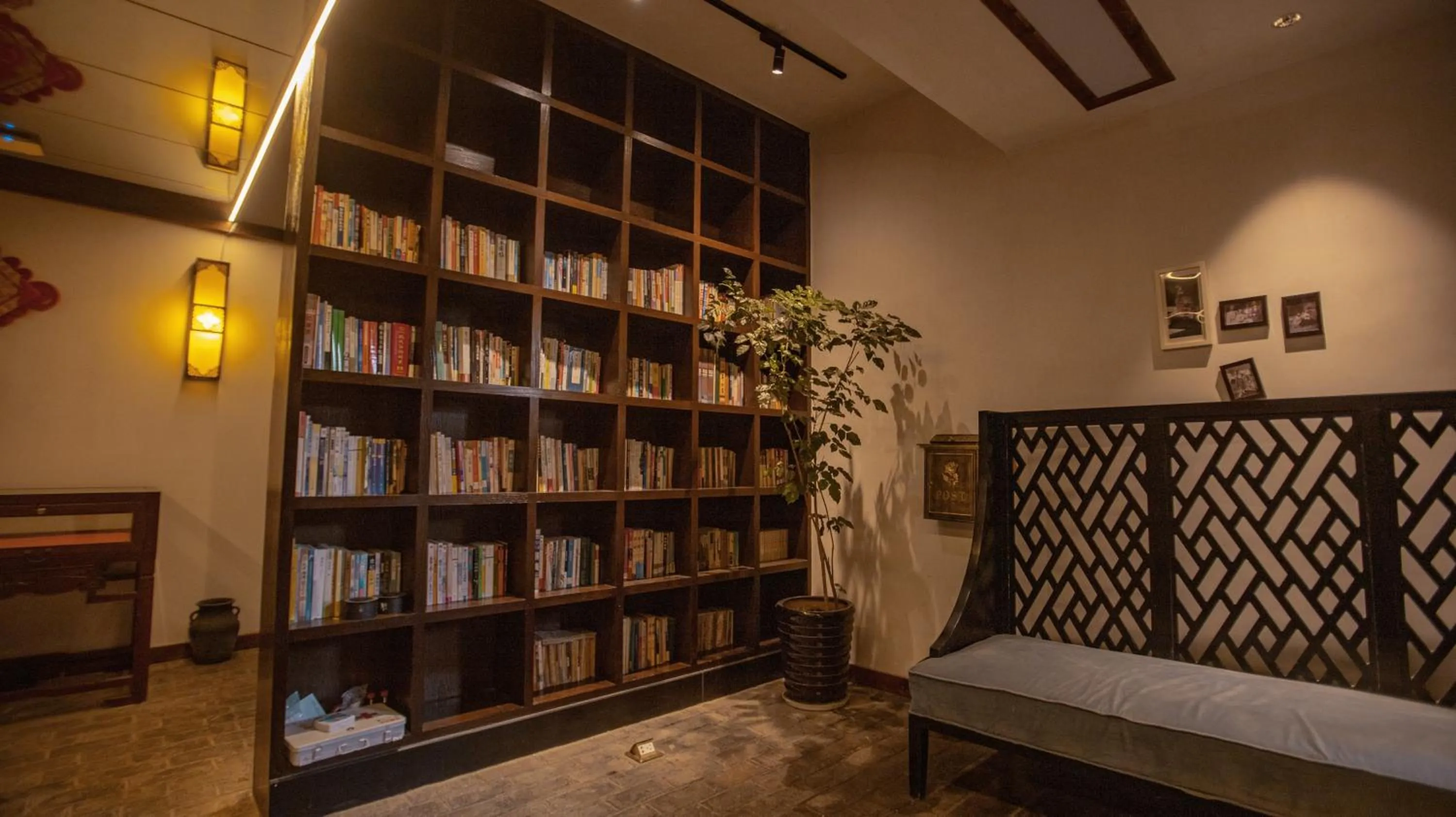 Seating area, Library in Homeward Mountain Resort