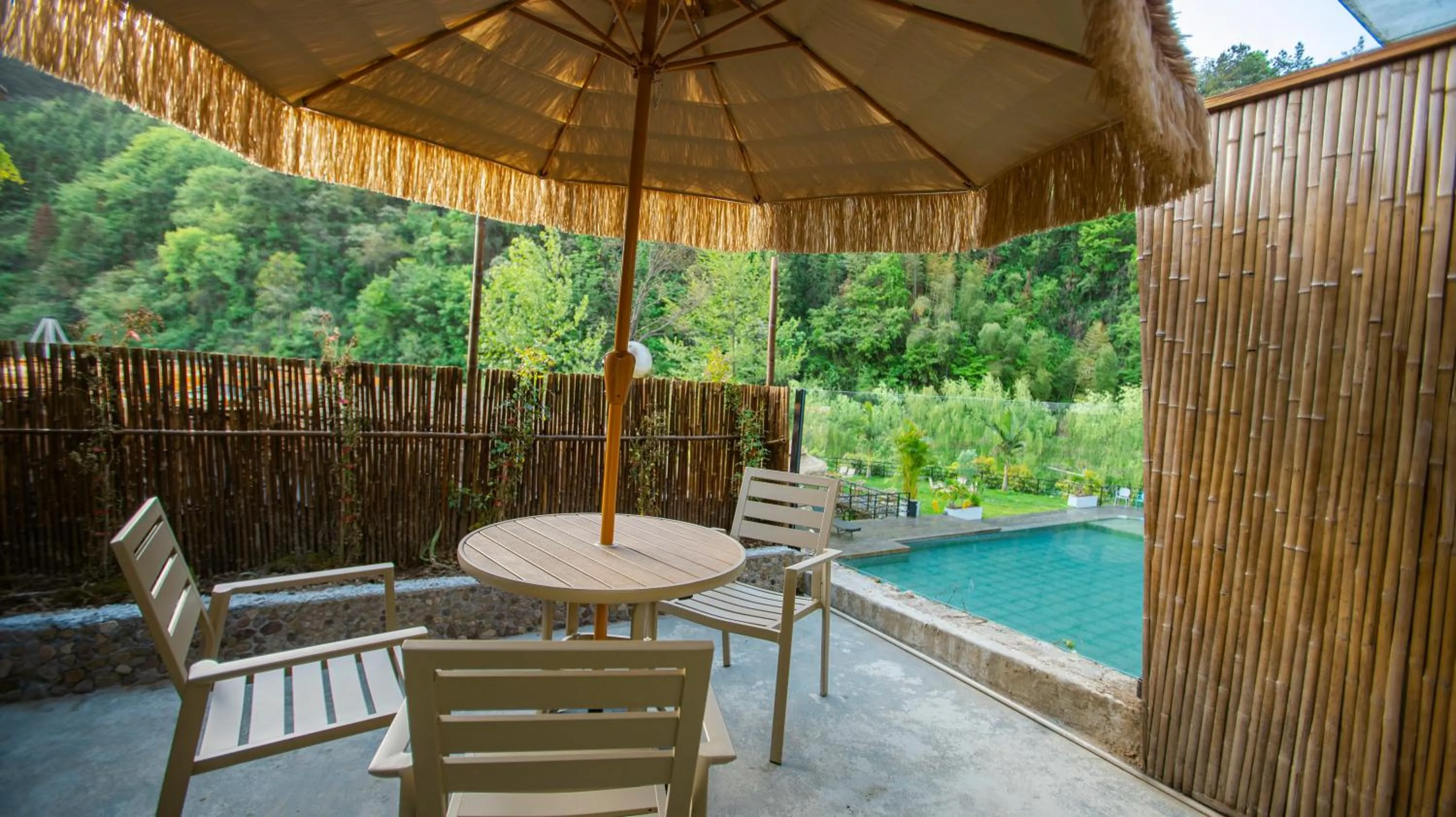Garden, Swimming Pool in Homeward Mountain Resort