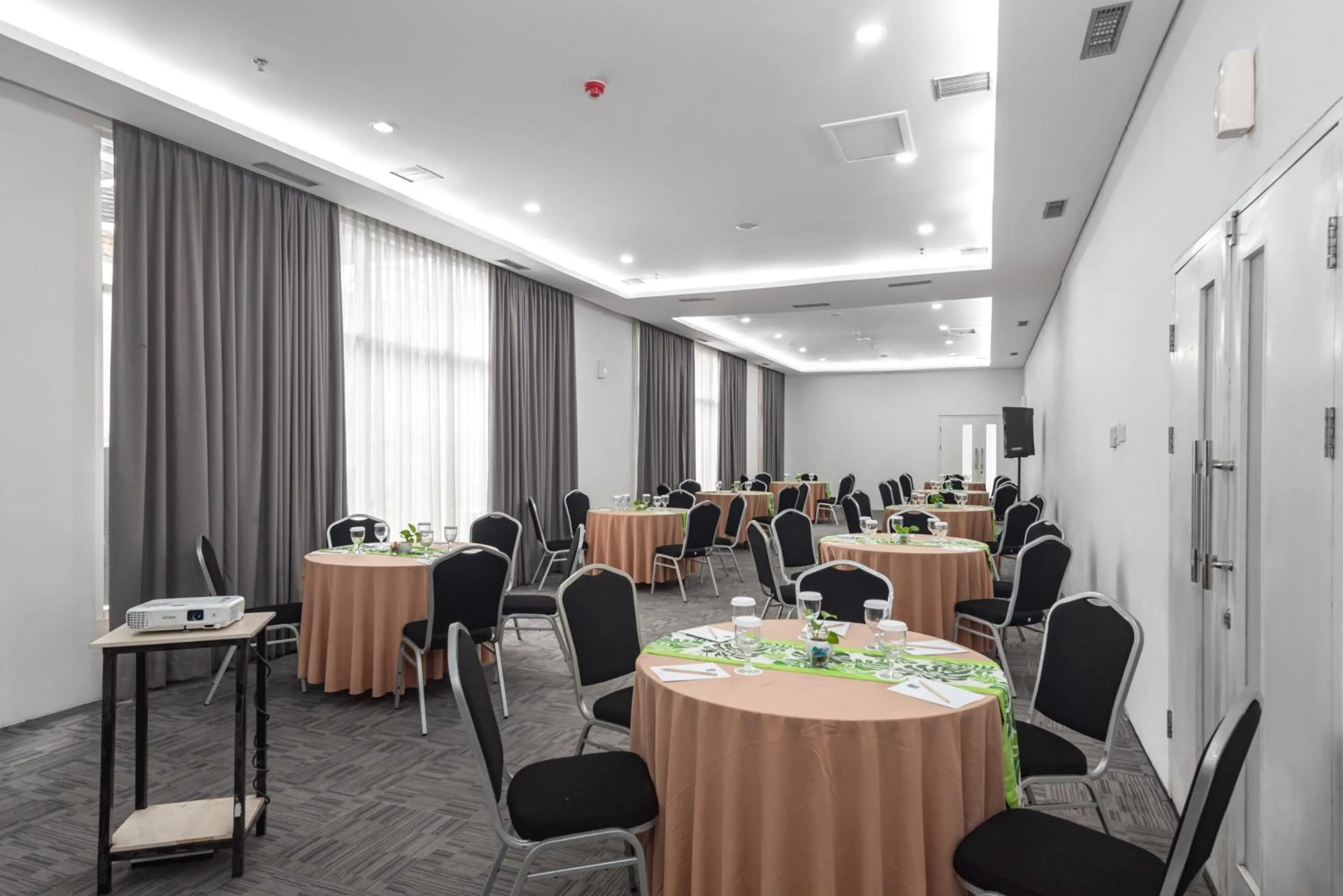 Meeting/conference room in Whiz Prime Hotel Sudirman Cilacap