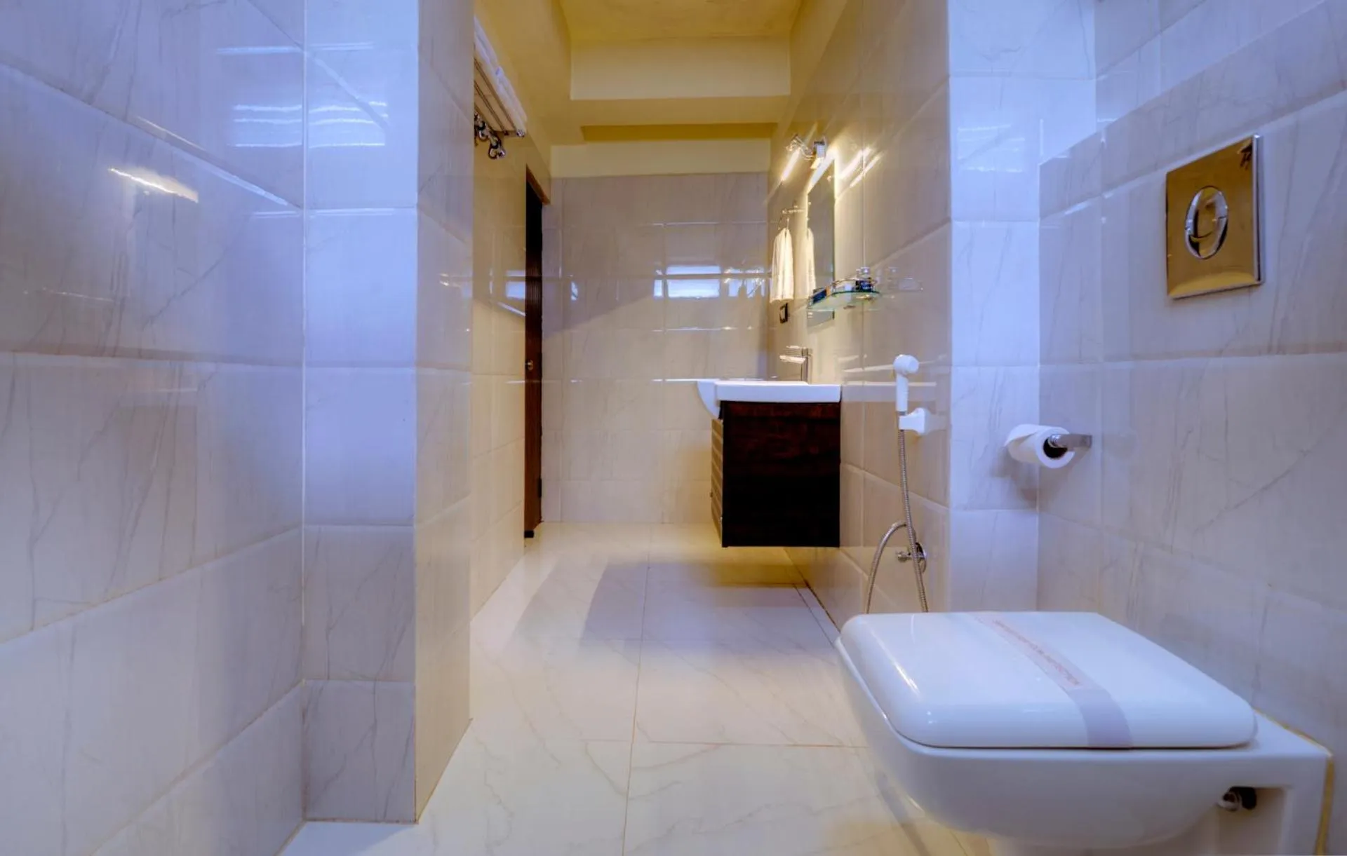 Toilet in Udaan Woodberry Hotel & Spa