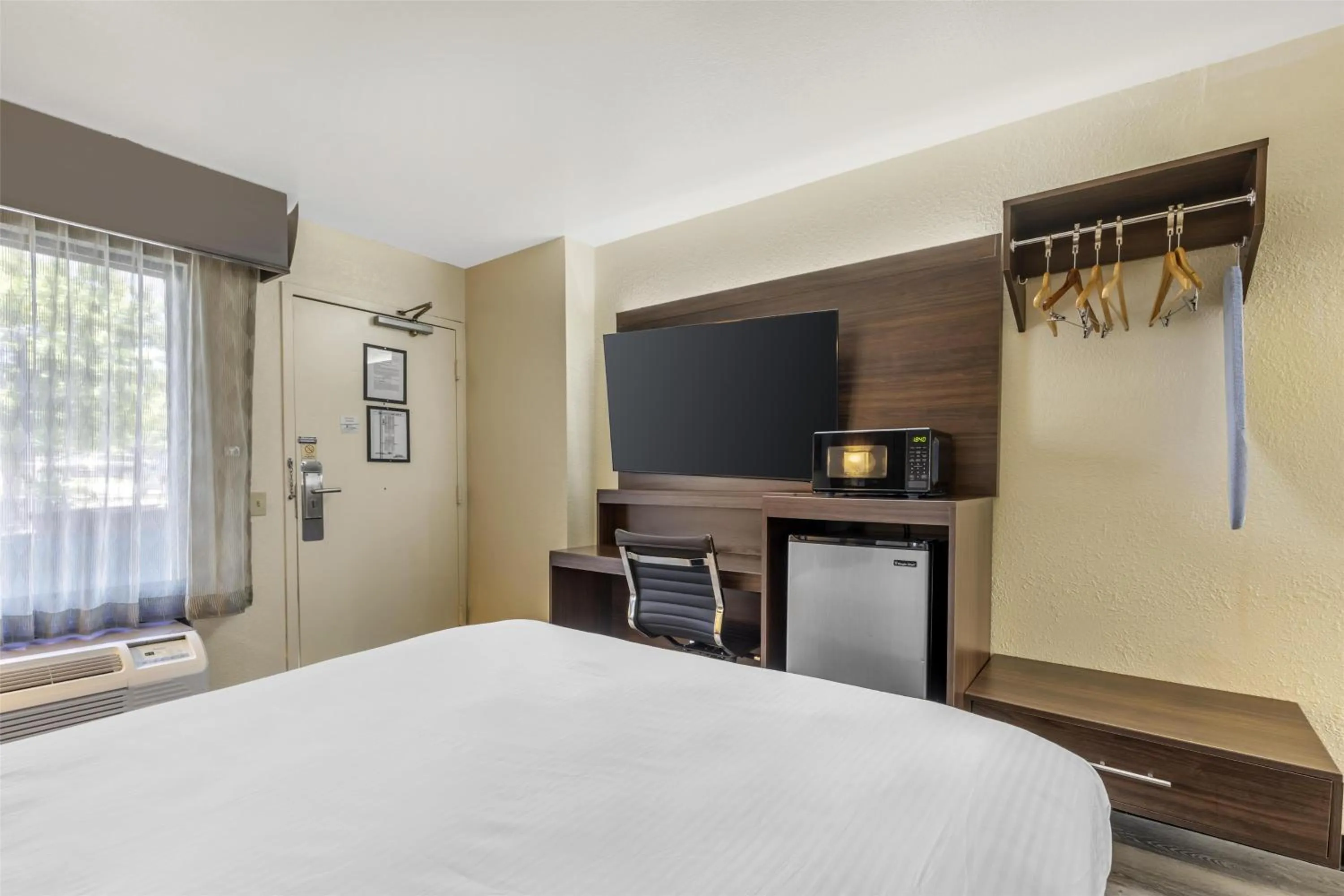 Bedroom, Bed in Best Western Salisbury Plaza