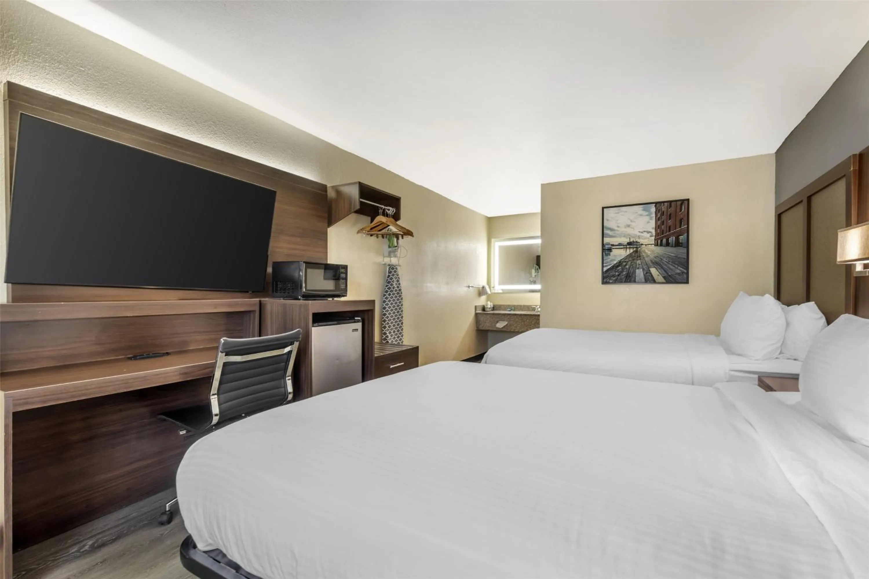 Bedroom, Bed in Best Western Salisbury Plaza